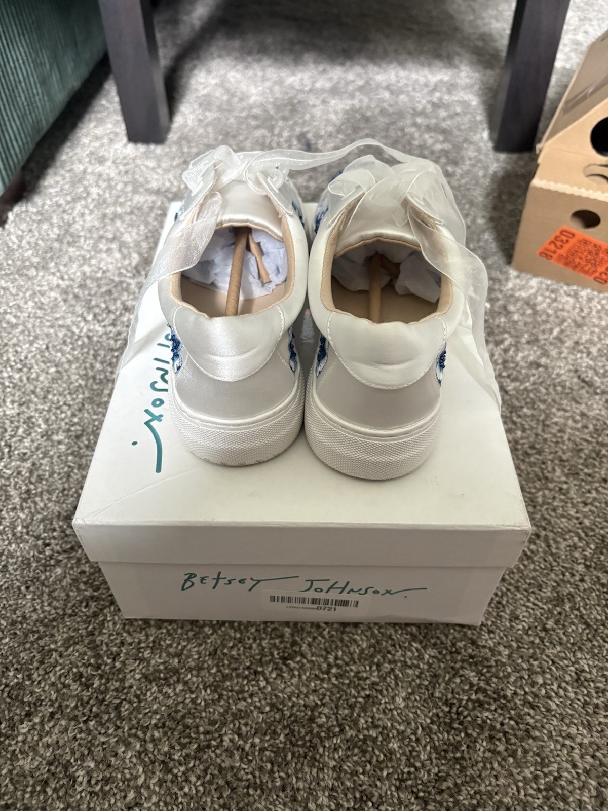 Betsey Johnson Nino Tulie Embroidered Sneakers Size 7.5