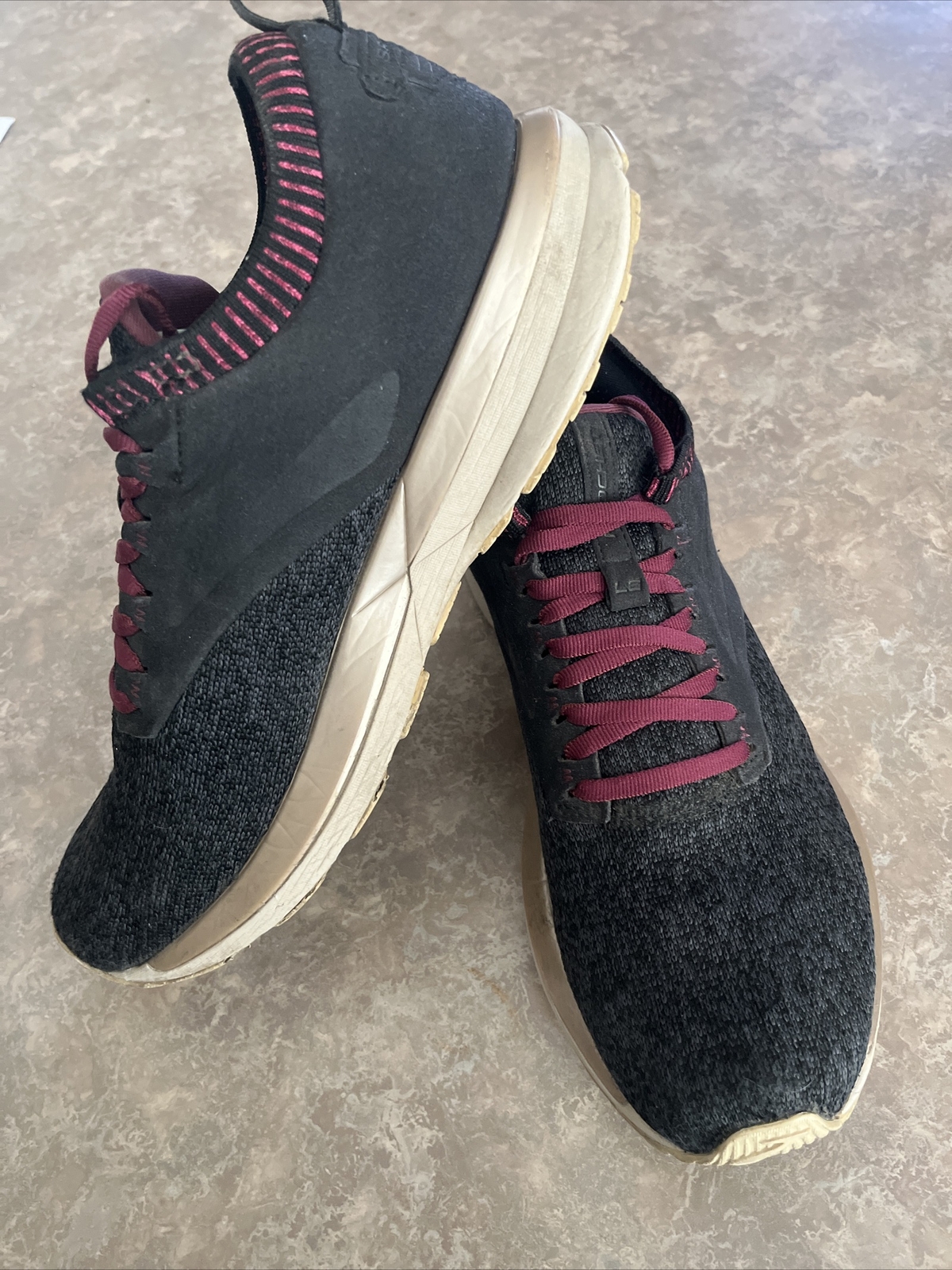 BROOKS RICOCHET RUNNING SHOES WOMENS SIZE 11