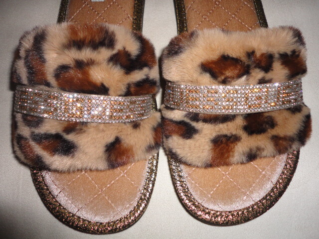 GUESS WOMENS USA 9 10 11 FAUX FUR LEOPARD RHINESTONE LOGO SLIPPER SANDALS NIB
