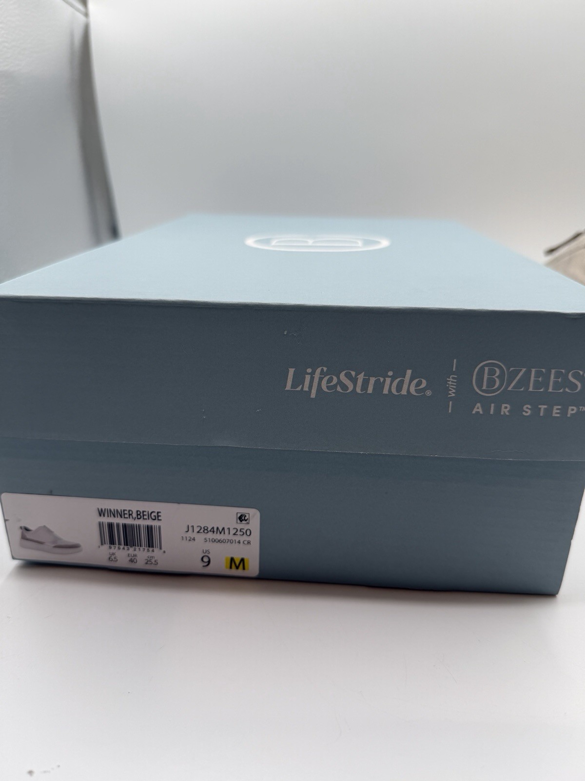 BZees Winner Comfort Sneaker, Women’s 9M, Beige,Gold Metallic Accents,Zip,NIB