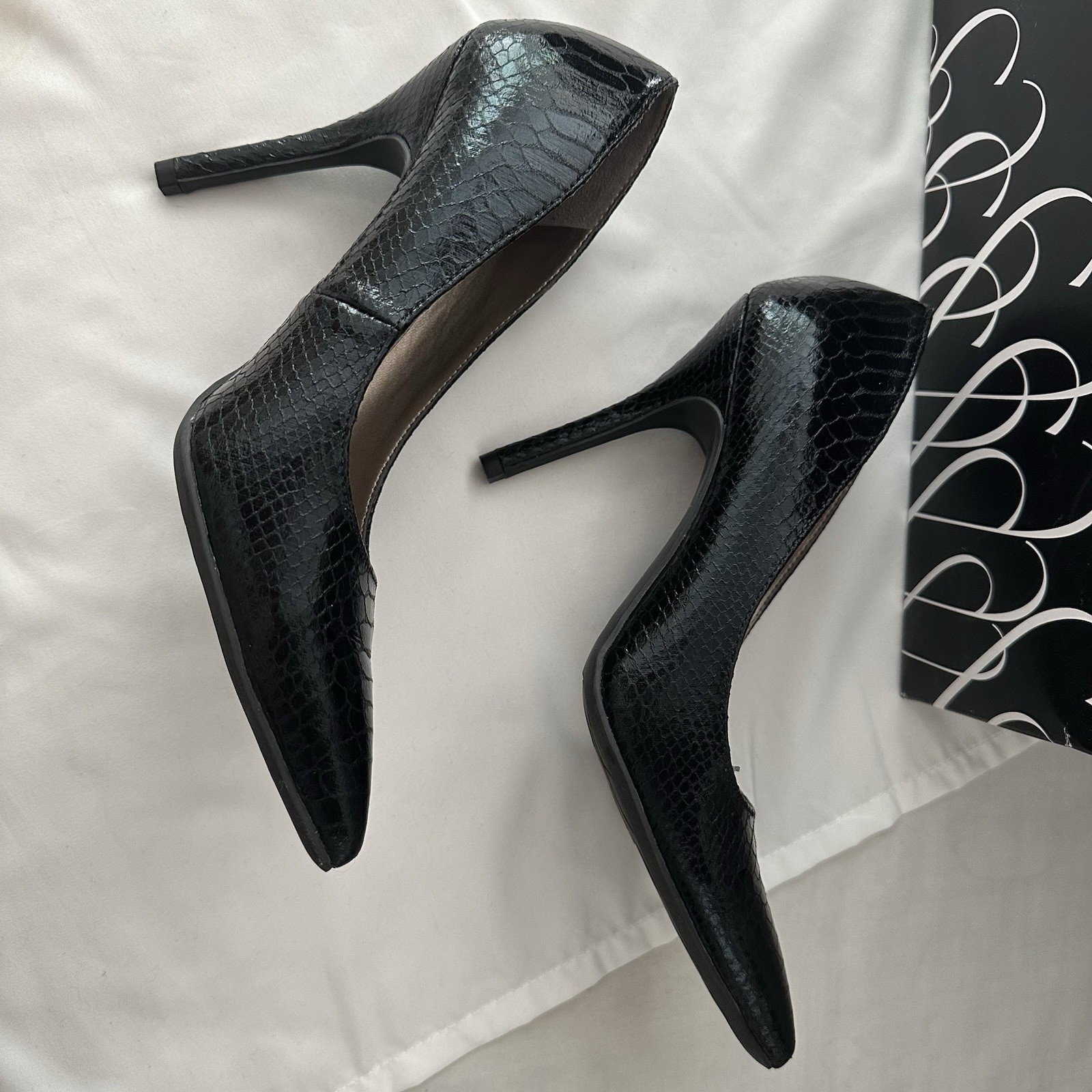 Sam & Libby Dominique Pointy Toe Stiletto Size 8.5 Black Faux Snakeskin 4″ Heel