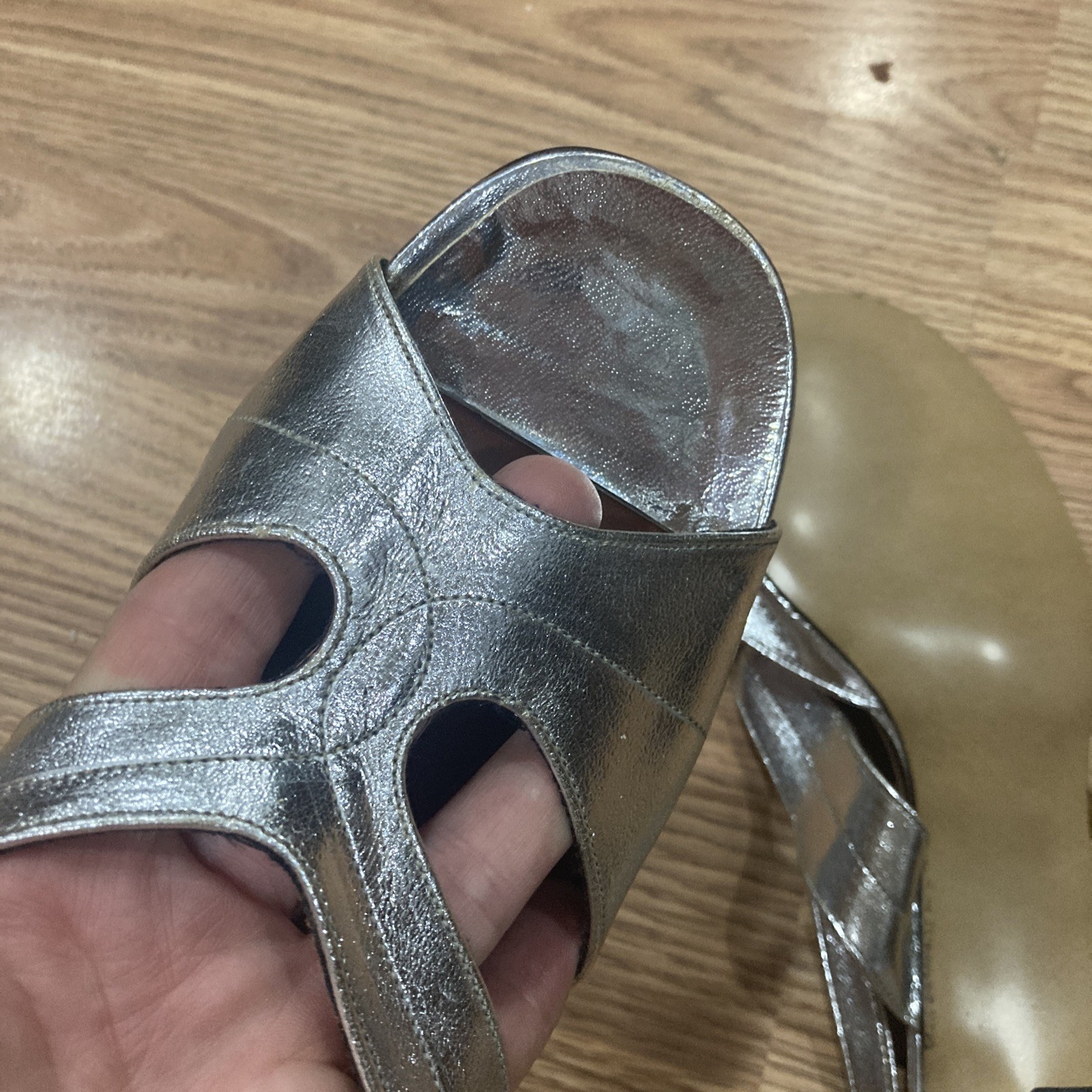 King’s Exquisite Footwear Scranton Faux Leather Silver Color Sandals Size 8.5
