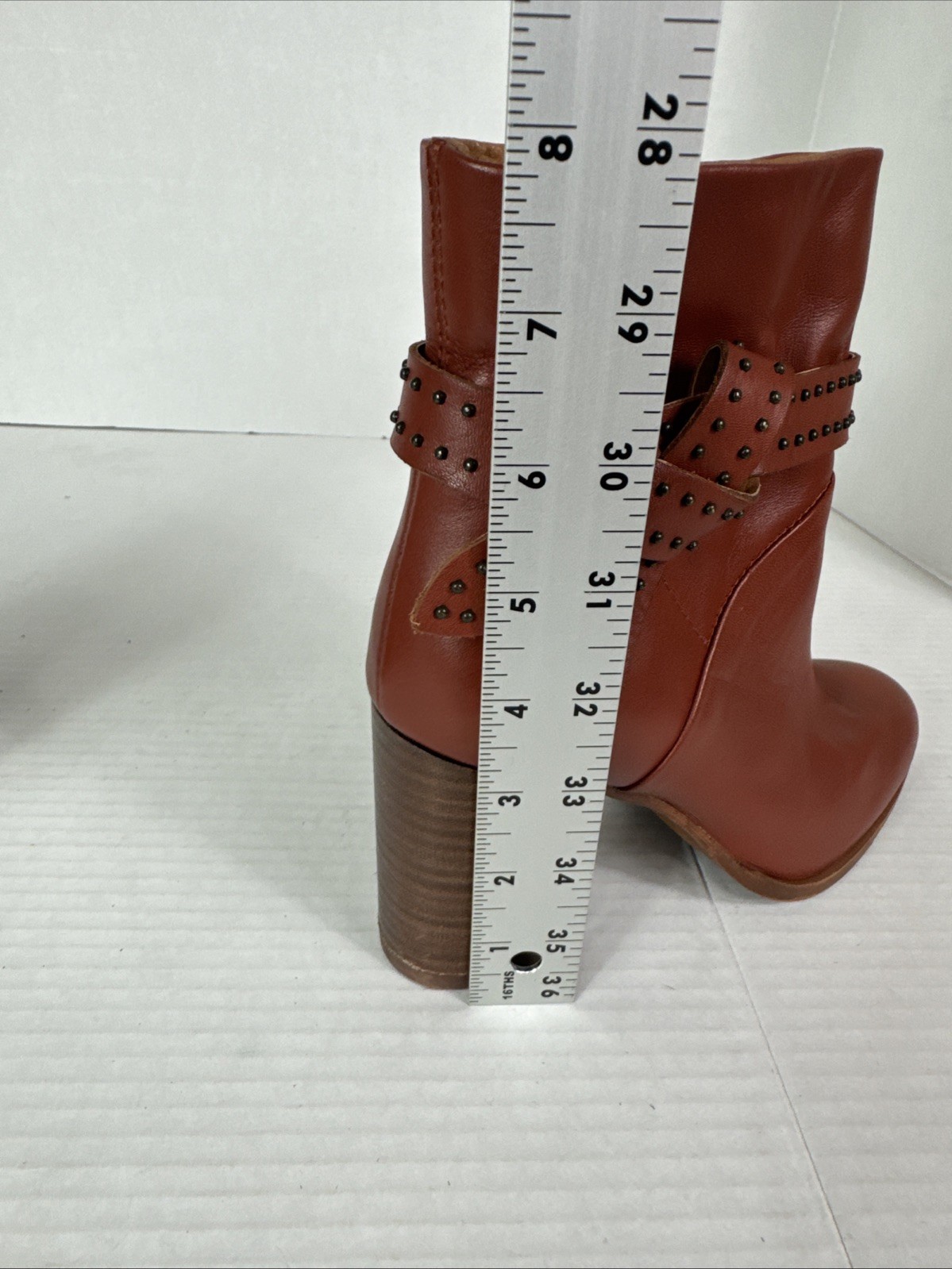 Lucky Brand Women’s 6 Studded Tie Strap Leather Bootie Bootie Orange Brown Sampl