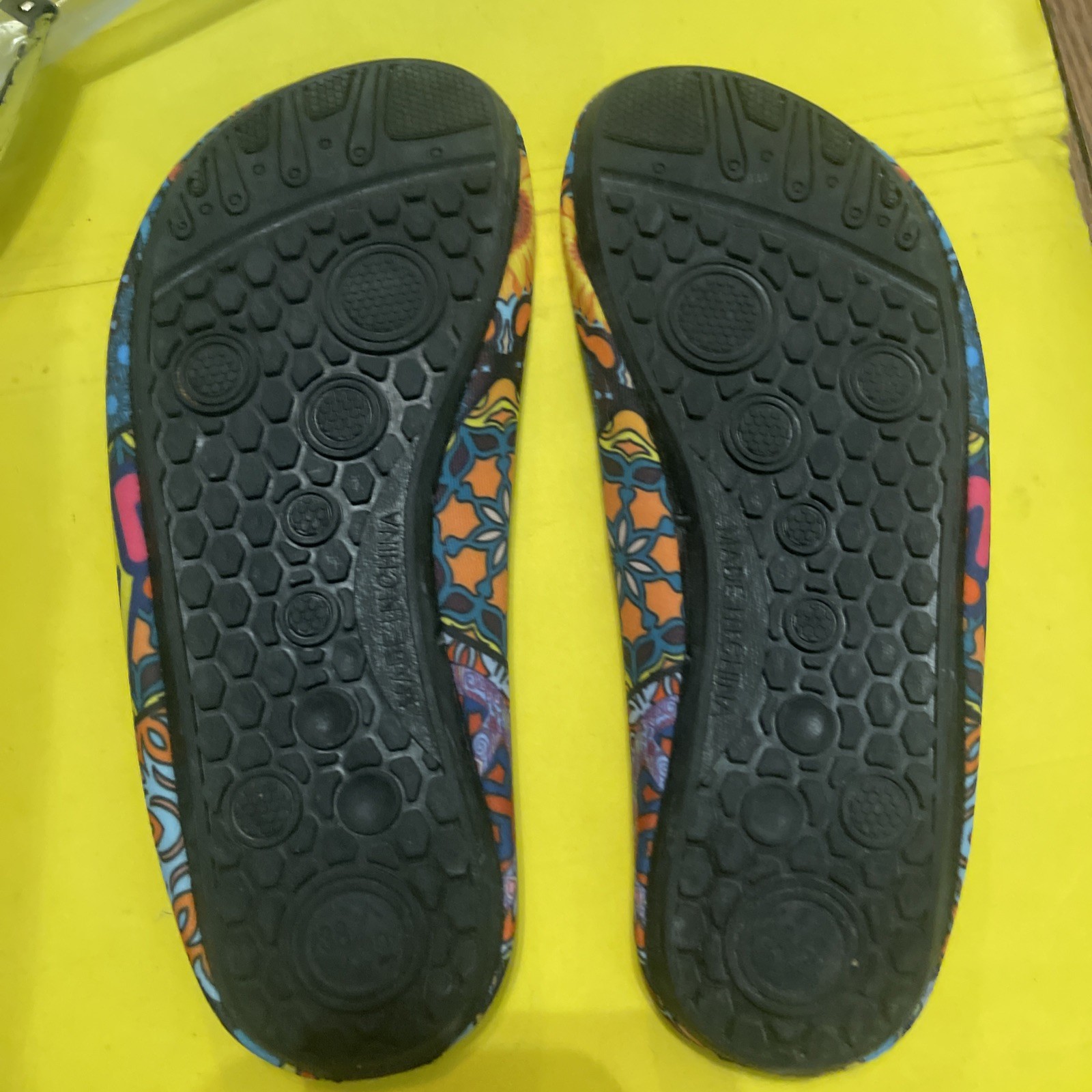 Yes We Vibe Womans Water Shoes New 5M / 6M Size Peace Symbol
