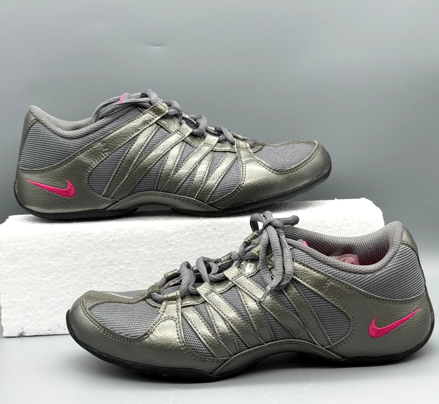 Nike Musique IV Cool Grey Vivid Pink Metallic Dance Running Shoes Womens 6.5
