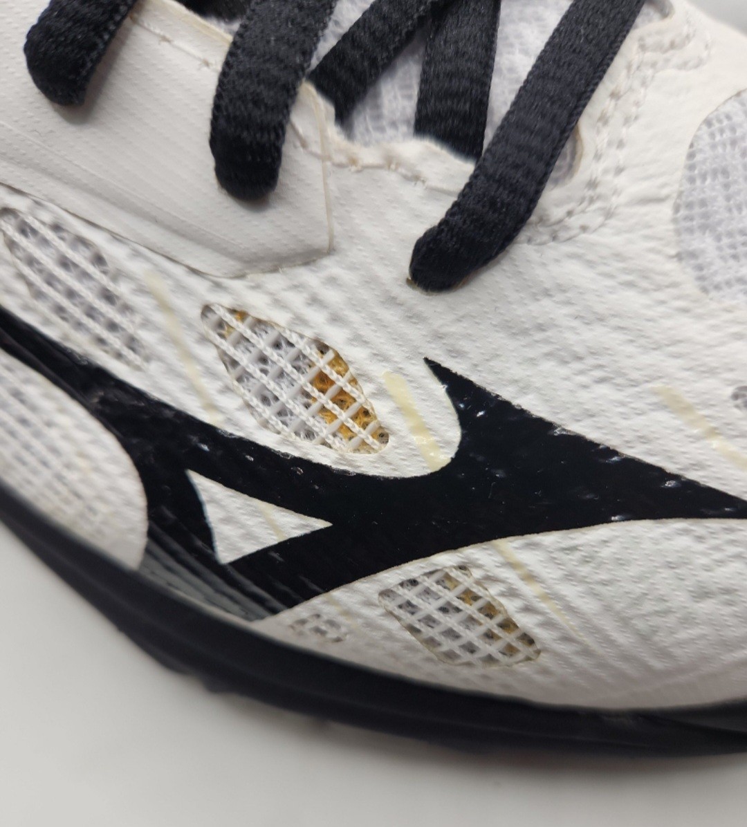 New With Defects – Mizuno Wave Lightning Z4 Shoes – Size 6