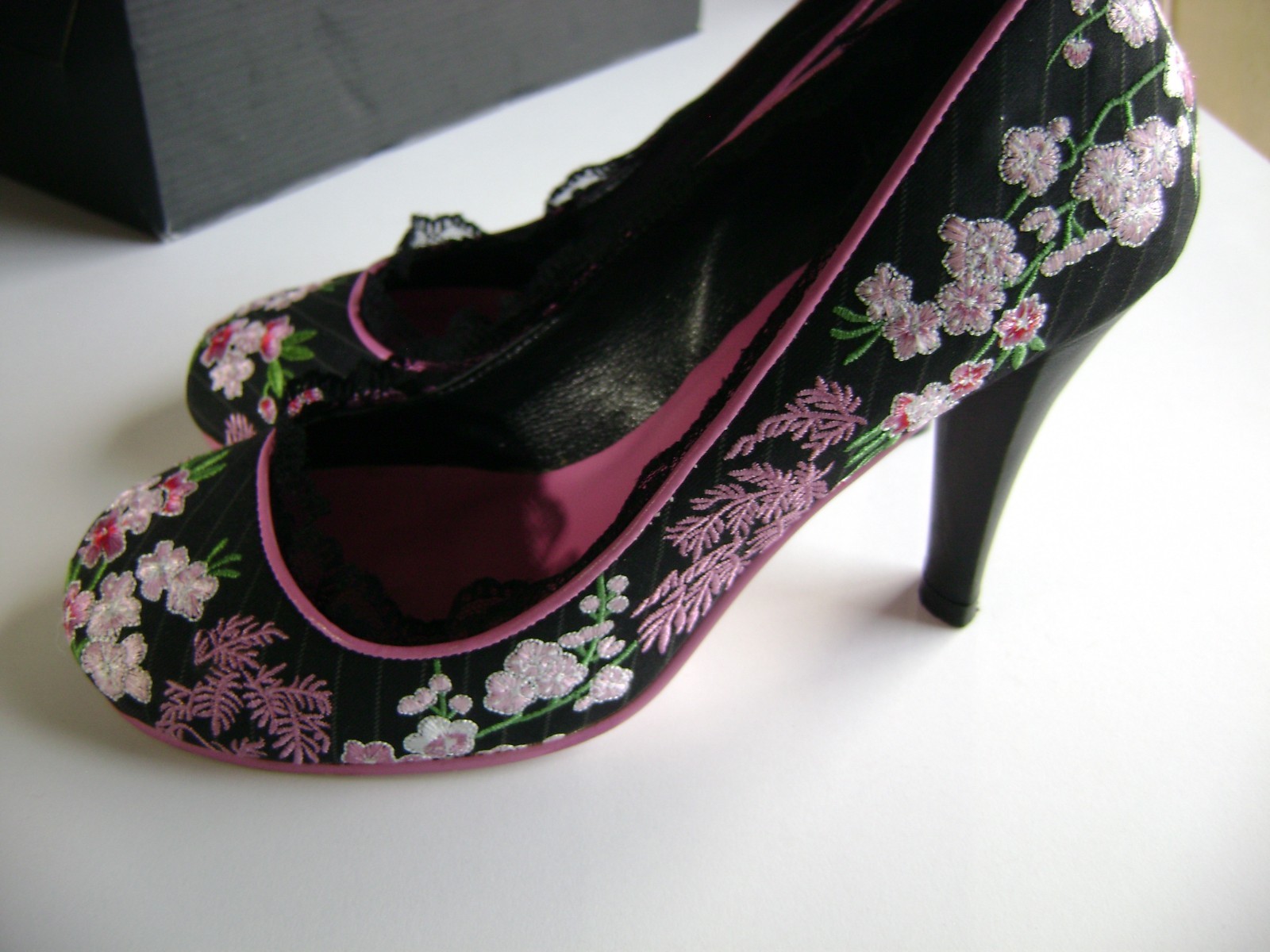 IRREGULAR CHOICE WOMEN’S SHOES 37 BLACK PINK FLORAL EMBROIDERY U.S. SIZE 6 PUMPS