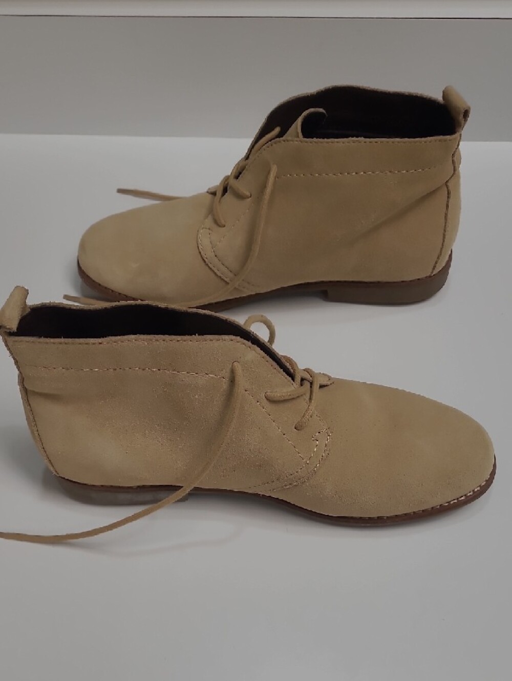 White Mountain Tan Suede Auburn Lace-Up Chukka Boots – Size 8