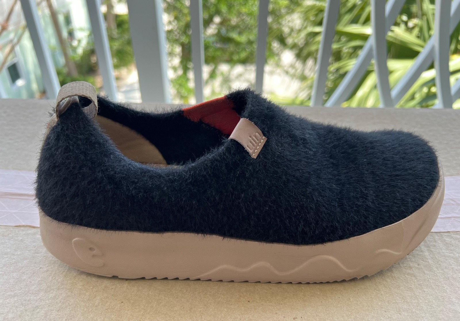 UIN Women’s Size 9.5 Art Pure Black Plush Slip-On Casual Travel Shoes Excellent