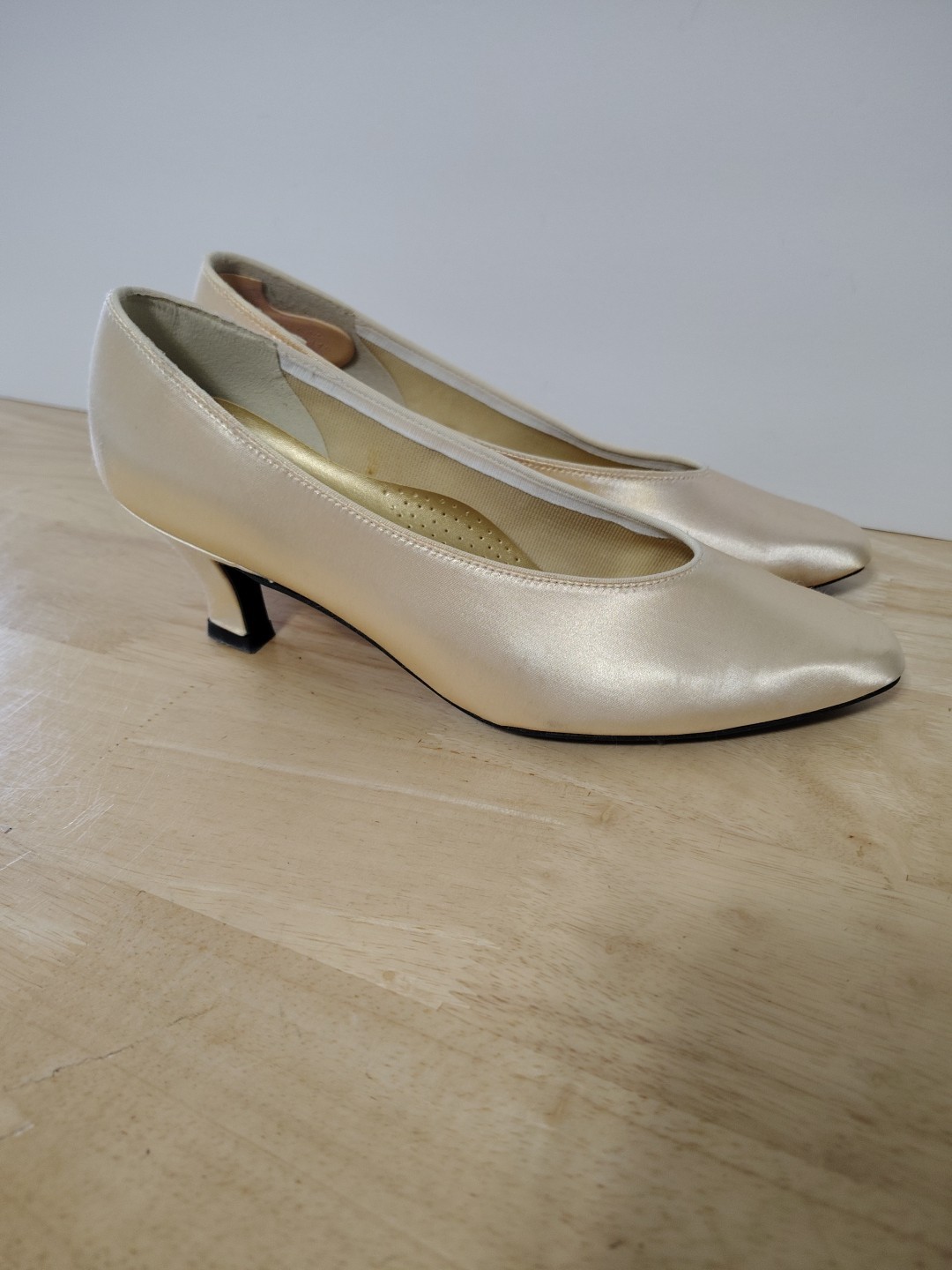 Peacocks Premier Dyeable Fabric Closed Toe Ivory Heels Size 7 B