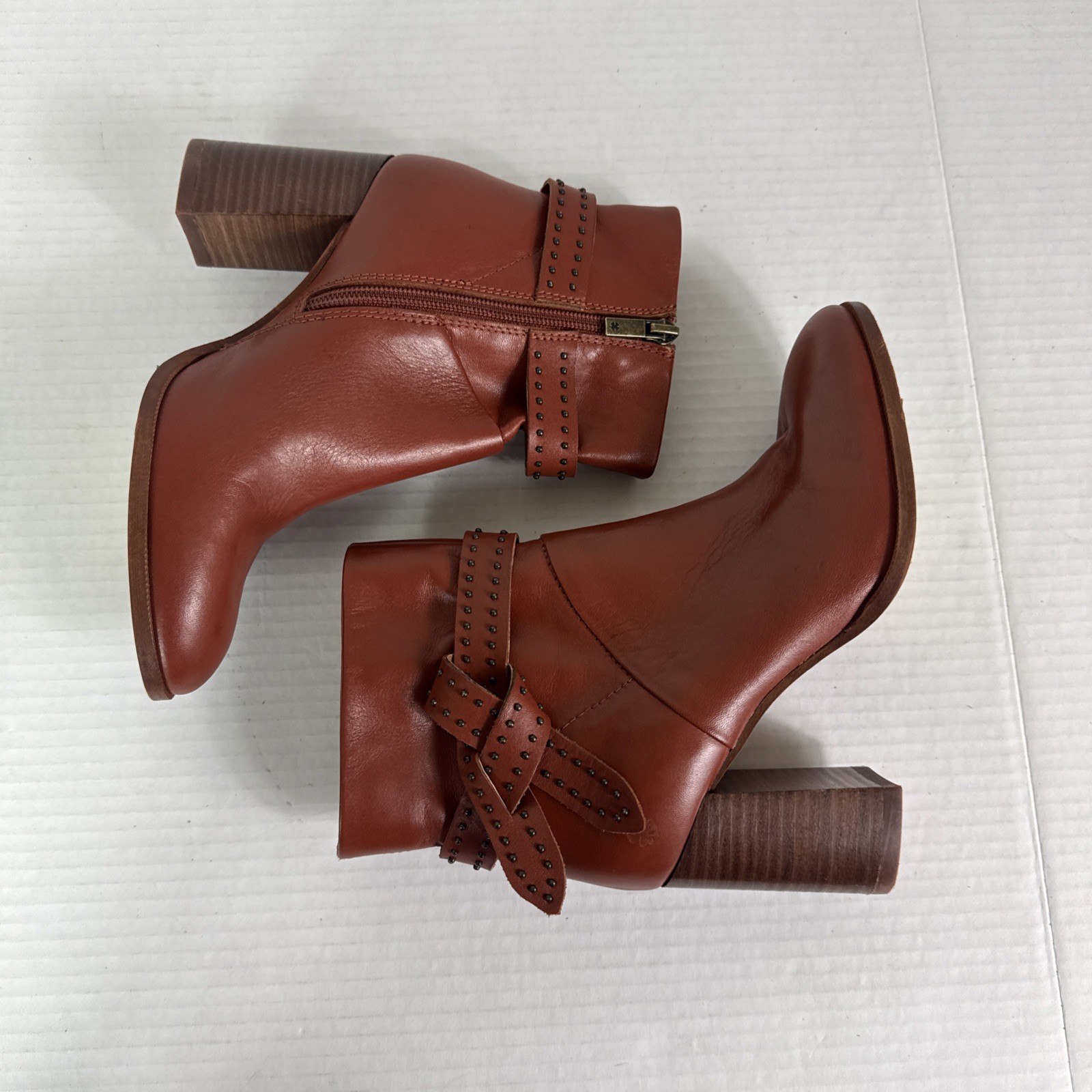 Lucky Brand Women’s 6 Studded Tie Strap Leather Bootie Bootie Orange Brown Sampl