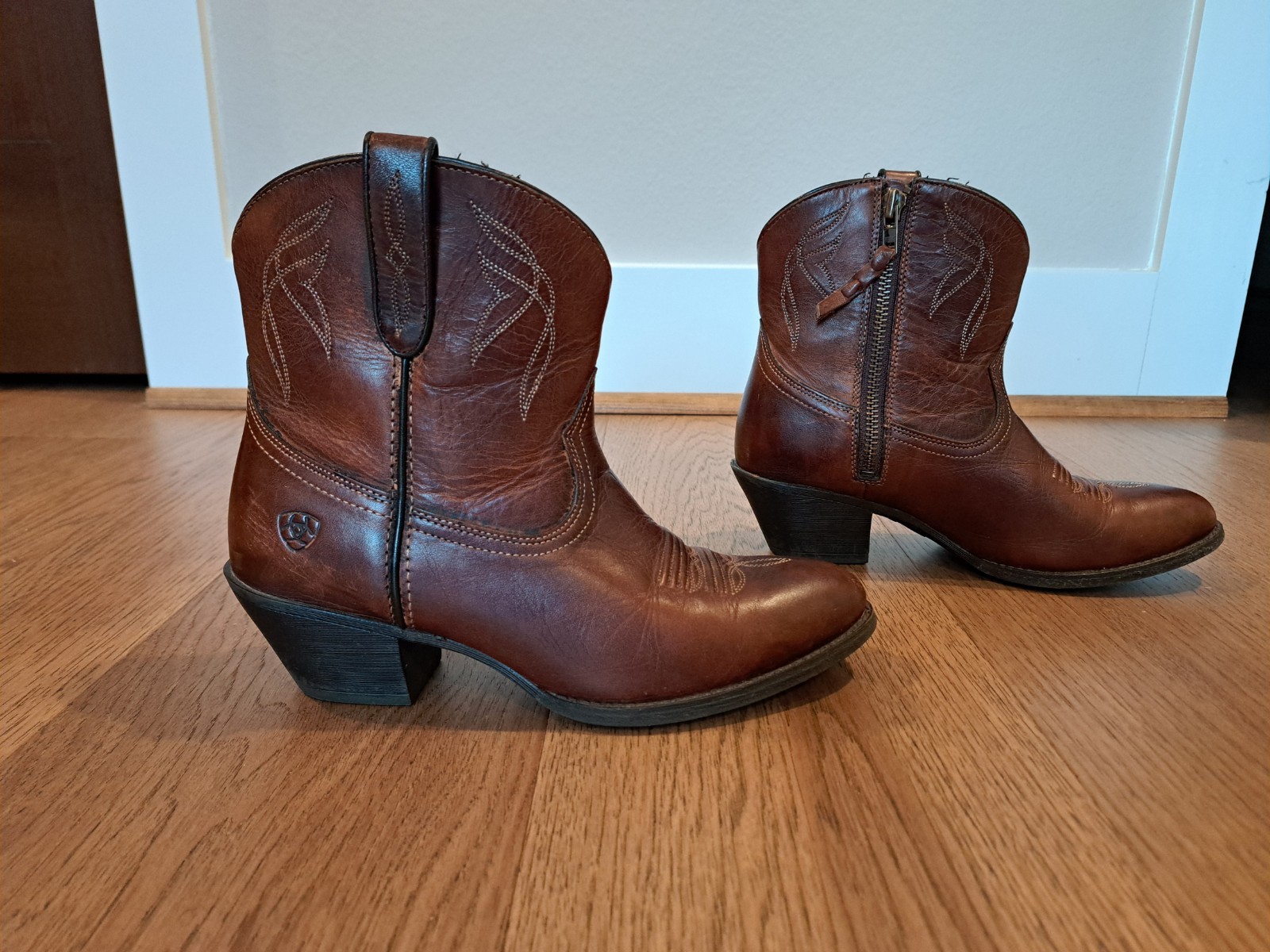 Womens Ariat Darling short boot-size 8 EUC!