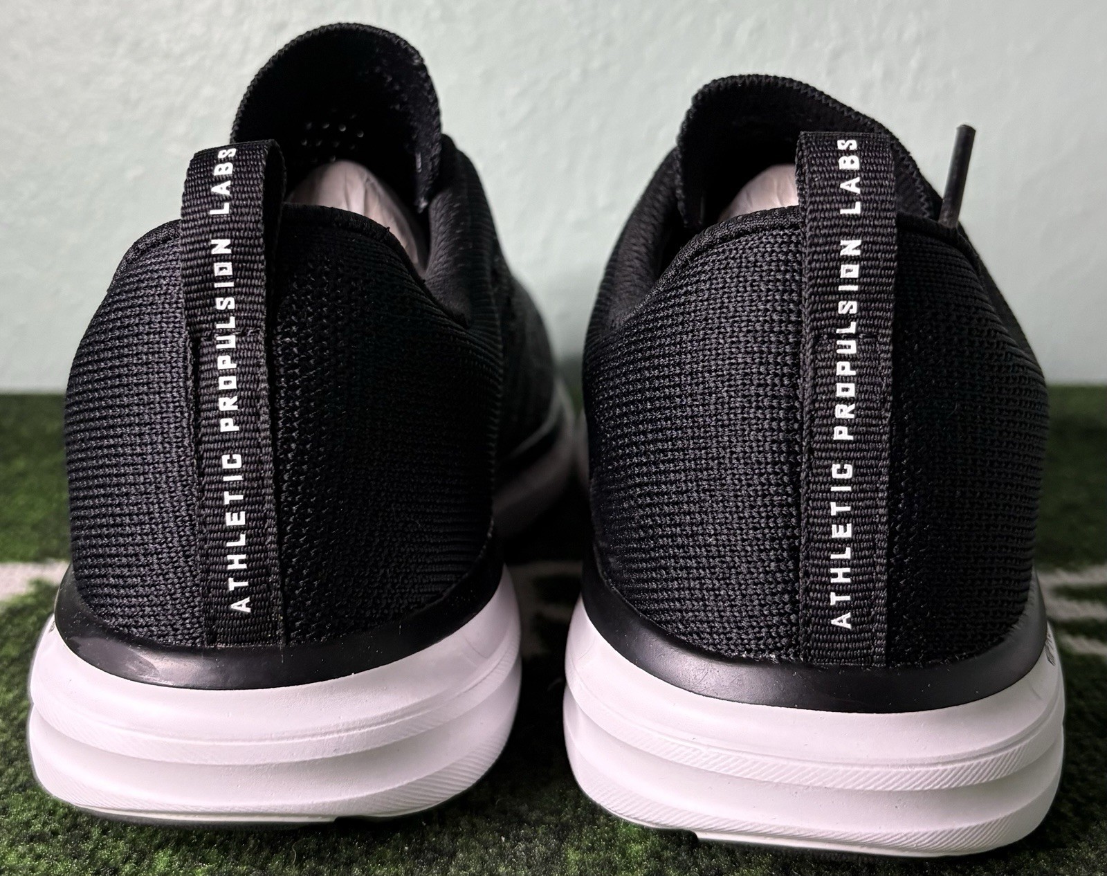 US Women’s 8.5 – APL Techloom Pro “Black/Faded White” New in Box, ALO Yoga