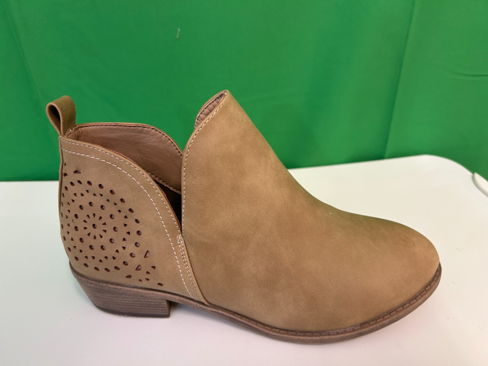 Vepose Womens Pull on Ankle Boots. Low Heel Cutout Booties. 9 Brown Tan