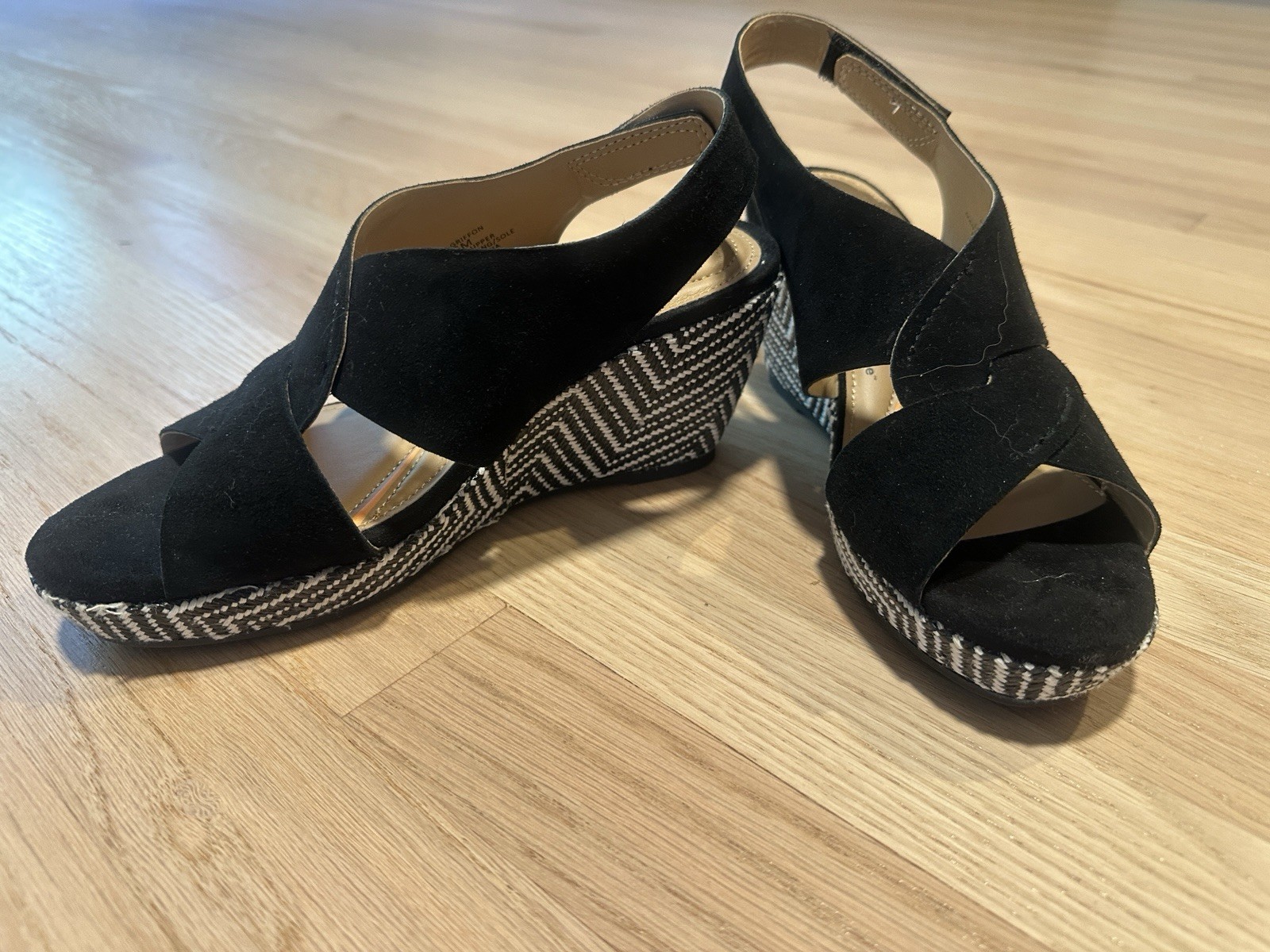 Hush Puppies Griffon Black Suede Chevron Wedge Sandals Women’s Size 6 M NEW