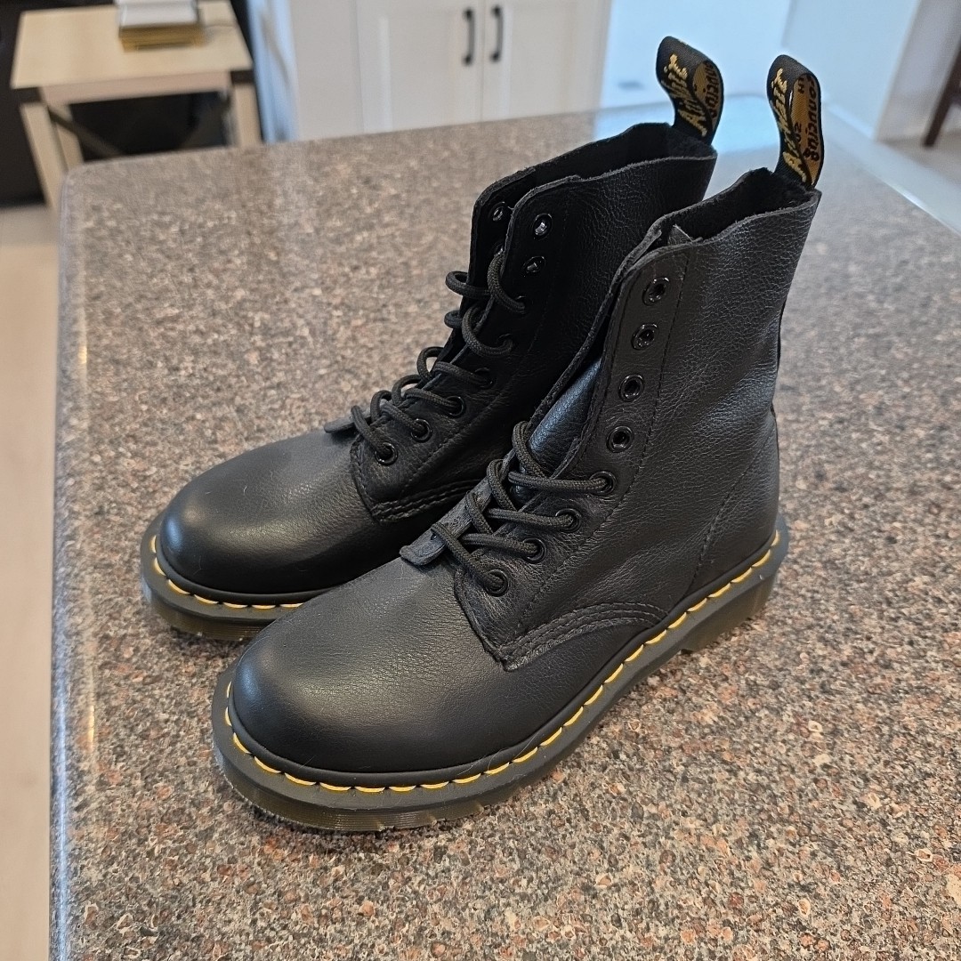 Dr. Martens Pascal 1460 Black Soft Pebbled Leather Boots Wmns Sz US 7 New Combat
