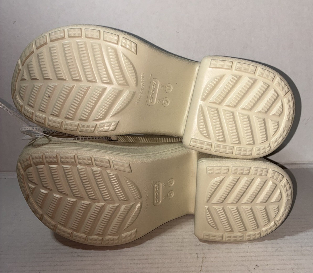 NWT CROC Siren Platform Clogs in Bone (off-white) Mens Sz 9/ Women’s Sz 11 Crocs