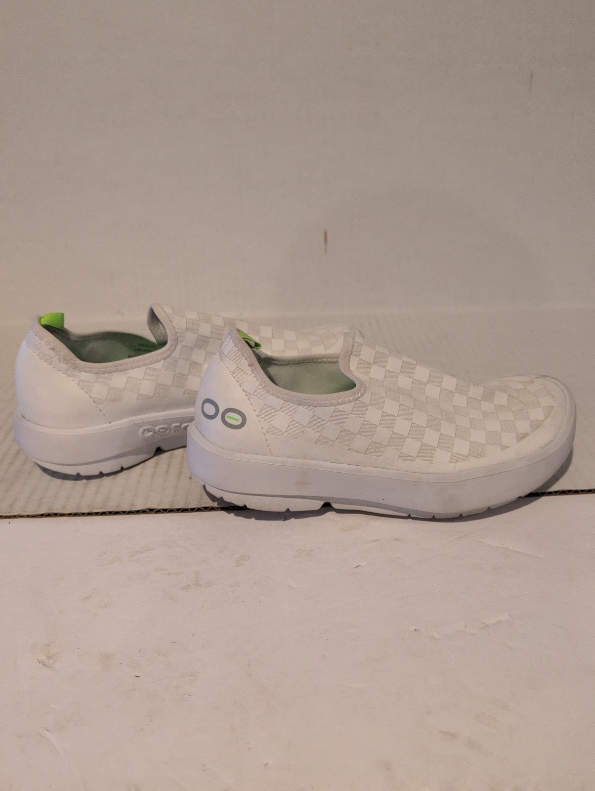 OOFOS OOmg eeZee Low White Checker Comfort Slip On Recovery Shoes Women’s US 6