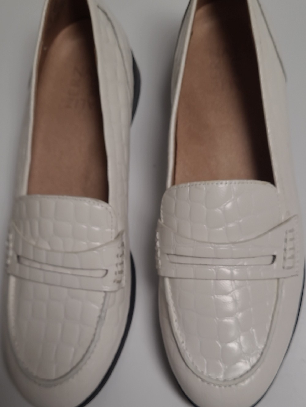Naturalizer Mia White Leather Penny Loafers with Croc-Embossed Finish – Size 9W