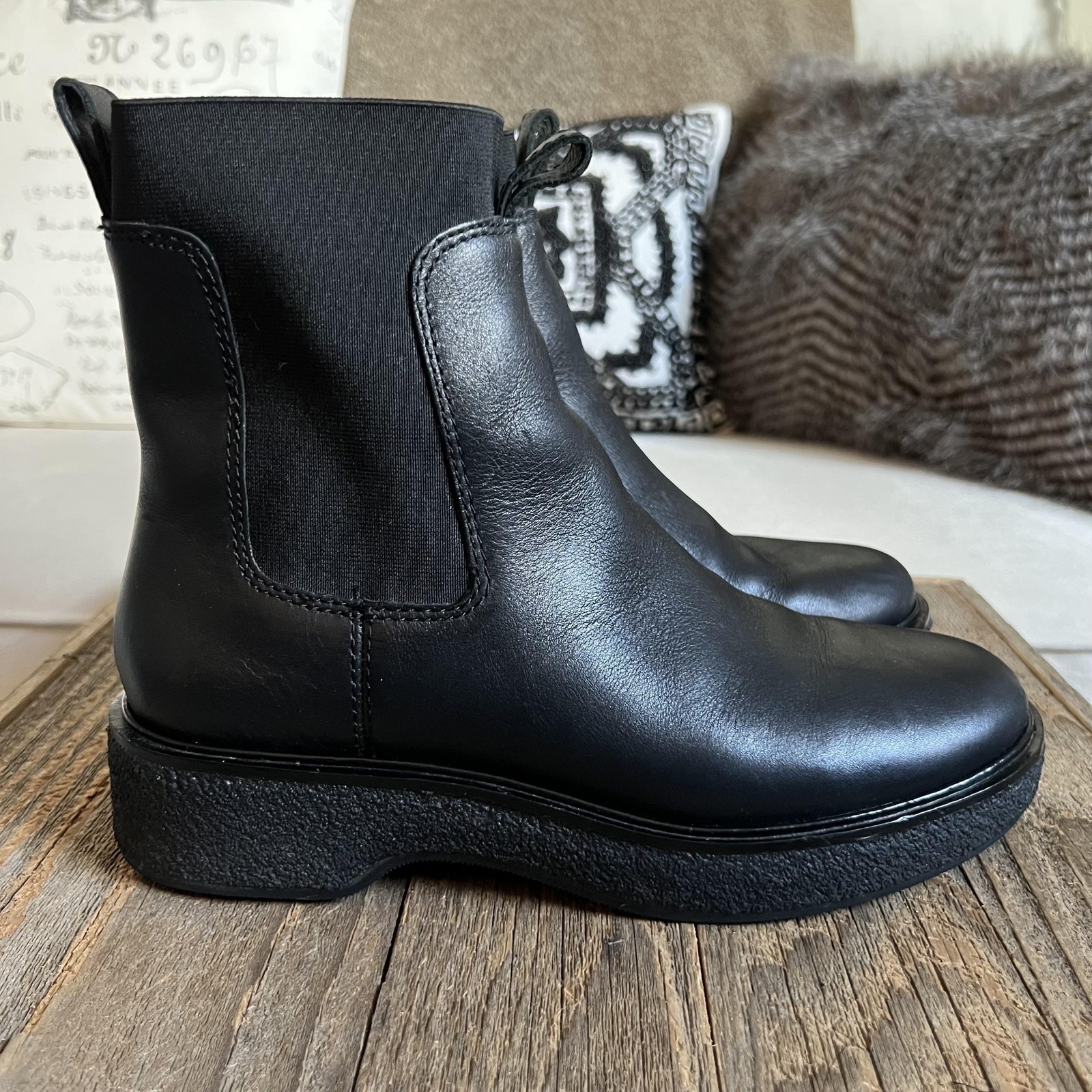 Madewell Black Leather Chelsea Ankle Boots Minimalist Dark Academia Quiet Luxury