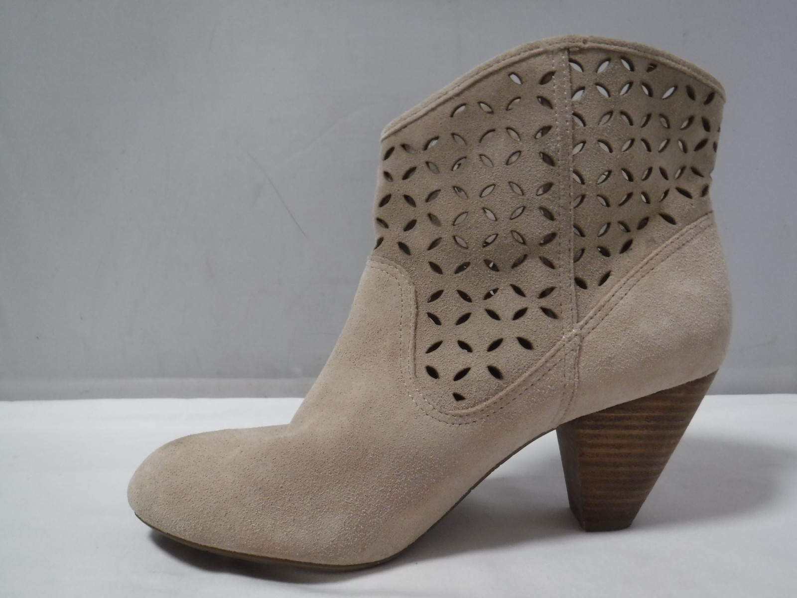 GA2 JESSICA SIMPSON Cut Out Leather Cream Ankle Fringed Chunky Heel Boots 9.5