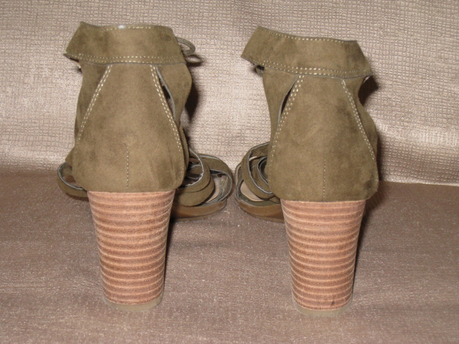 Naturalizer «London» Strappy Sandal. Olive Green. Sz 8.5M. 2.75 in. stacked heel