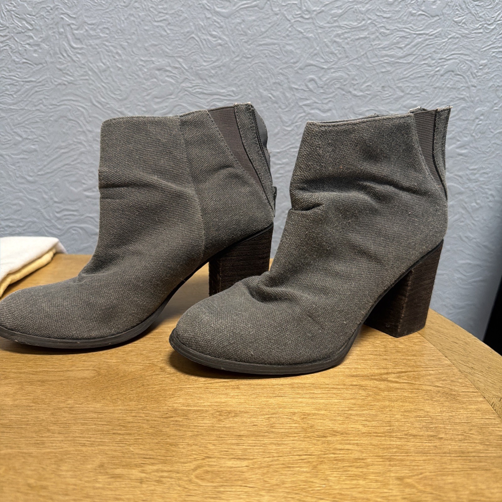 Women’s Size 7 Grey Ecote Boots Ankle Booties Back Zip