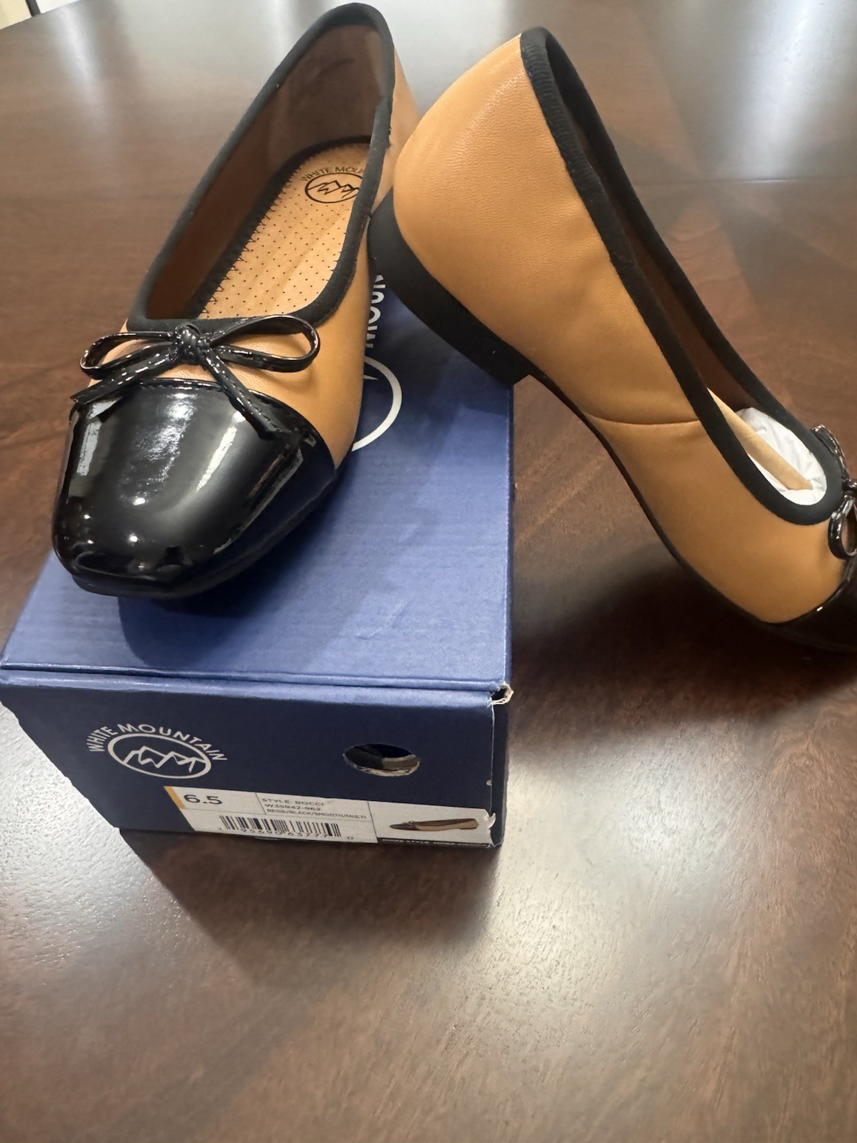 White Mountain Bocci ballet flat in beige/black, size 6.5.
