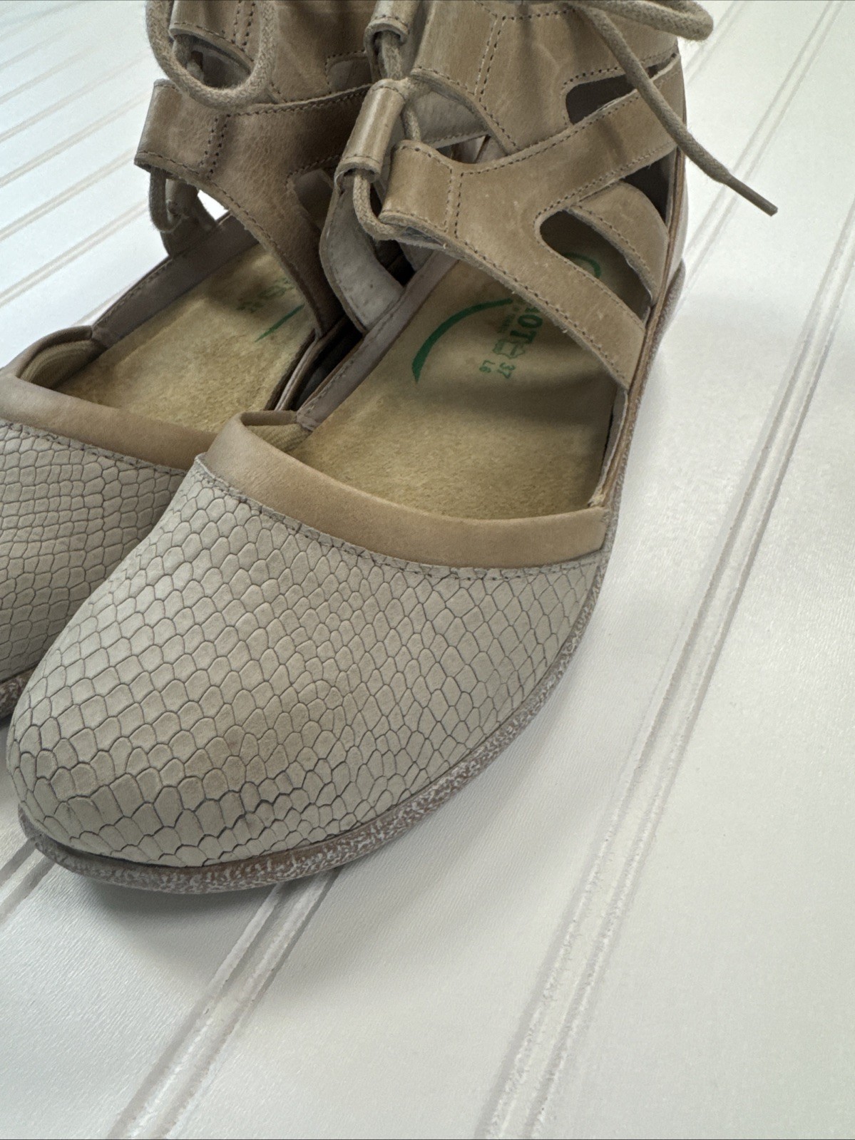 Naot Women’s Lace Up Kata Shoes US 7 EU 38 Beige Lizard Leather Comfort $199