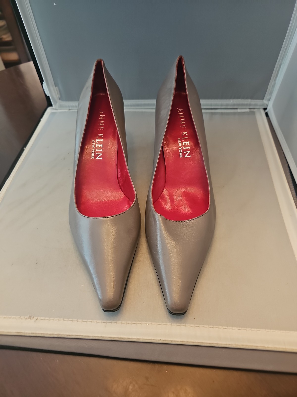 Women’s Anne Klein Gray Pointed Toe 2.5 Inch Heel Pump, Size 11 M Madein Italy
