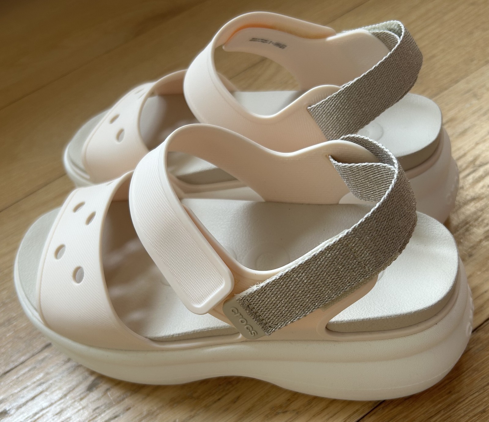 NEW Crocs Soho Shimmer Y-Strap Sandals Peach Ice/Frappé/Chalk, Women’s Size 6