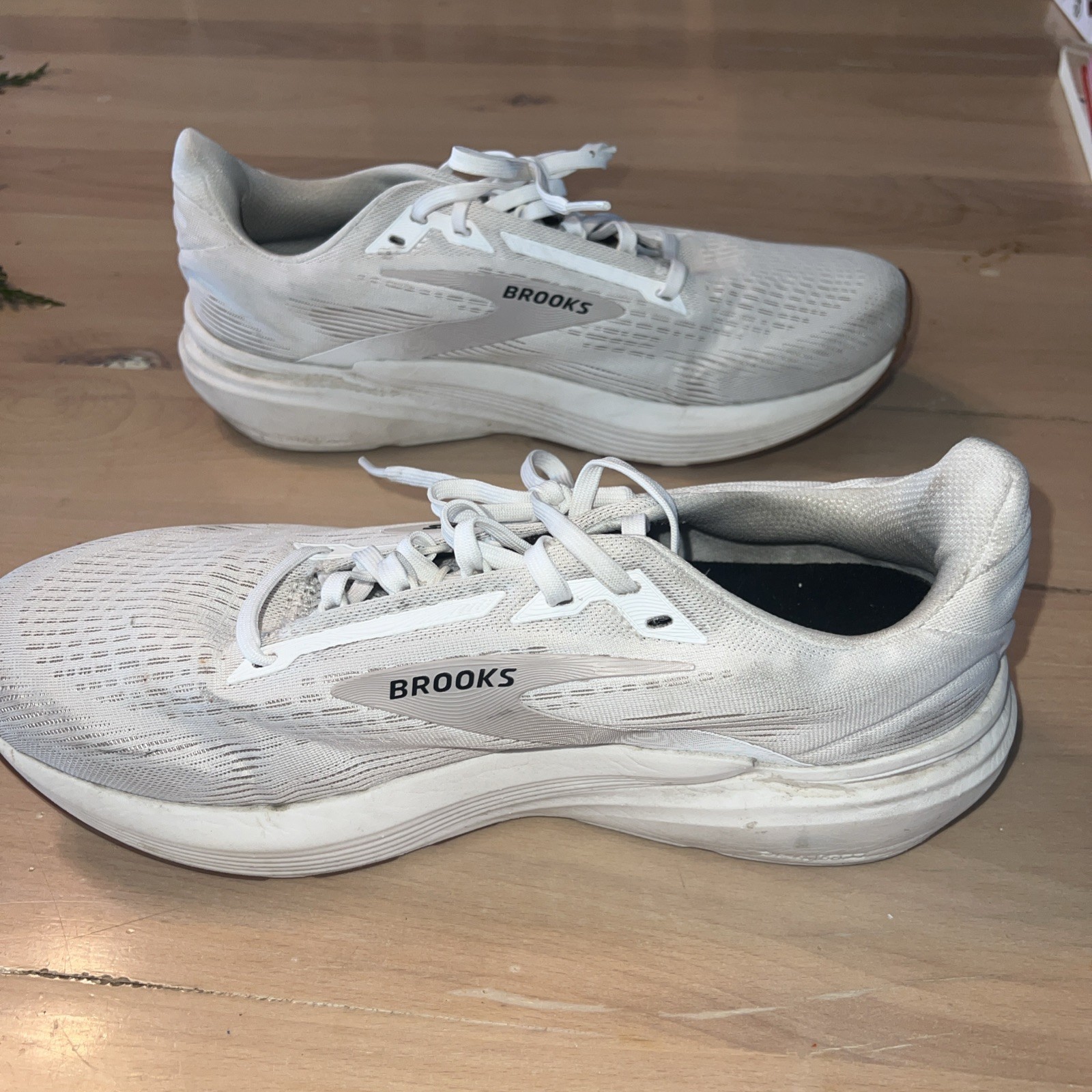 Brooks Revel 8 Women’s 12 Wide White Running Shoe Sneakers