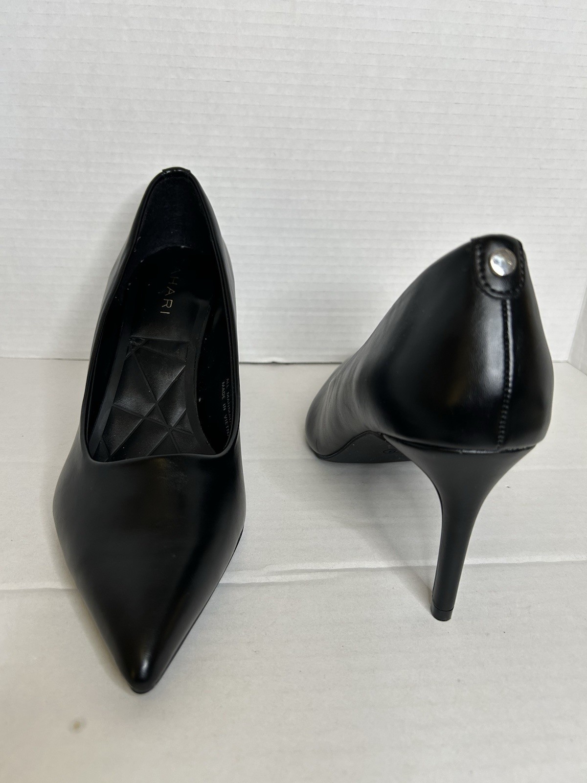 Tahari Black Leather Pumps Cushion In Sole Women Size 9 New Without Box.