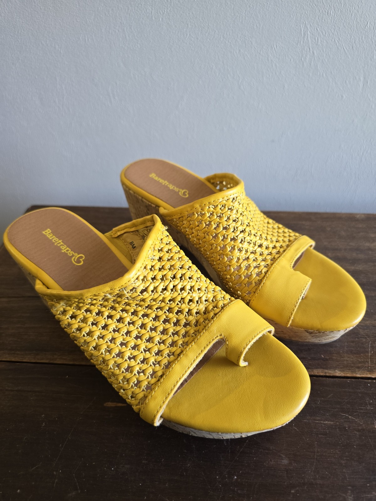 Women’s Baretraps Woven Yellow Slip-on Wedge Toe Ring Size 8M Pre-owned