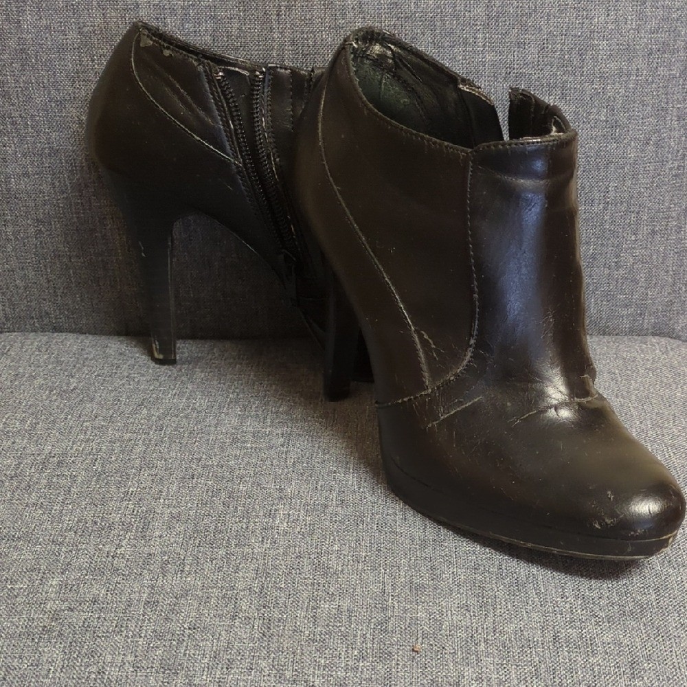 #AnkleBooties #BlackBoots #FallFashion VNTG Leather Stiletto Booties 🪩 Club Nig