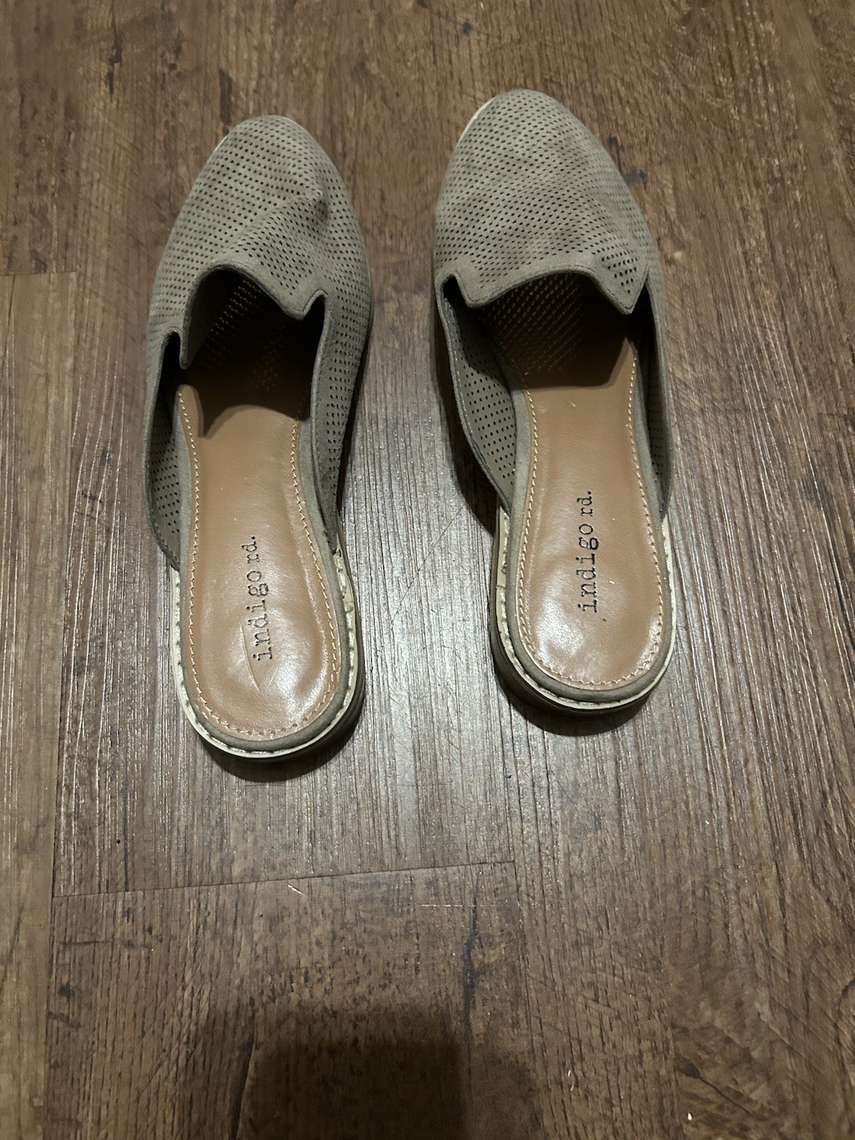Indigo Rd. Women’s Gray Faux Suede Perforated Mule Flats Slip On 6.5M
