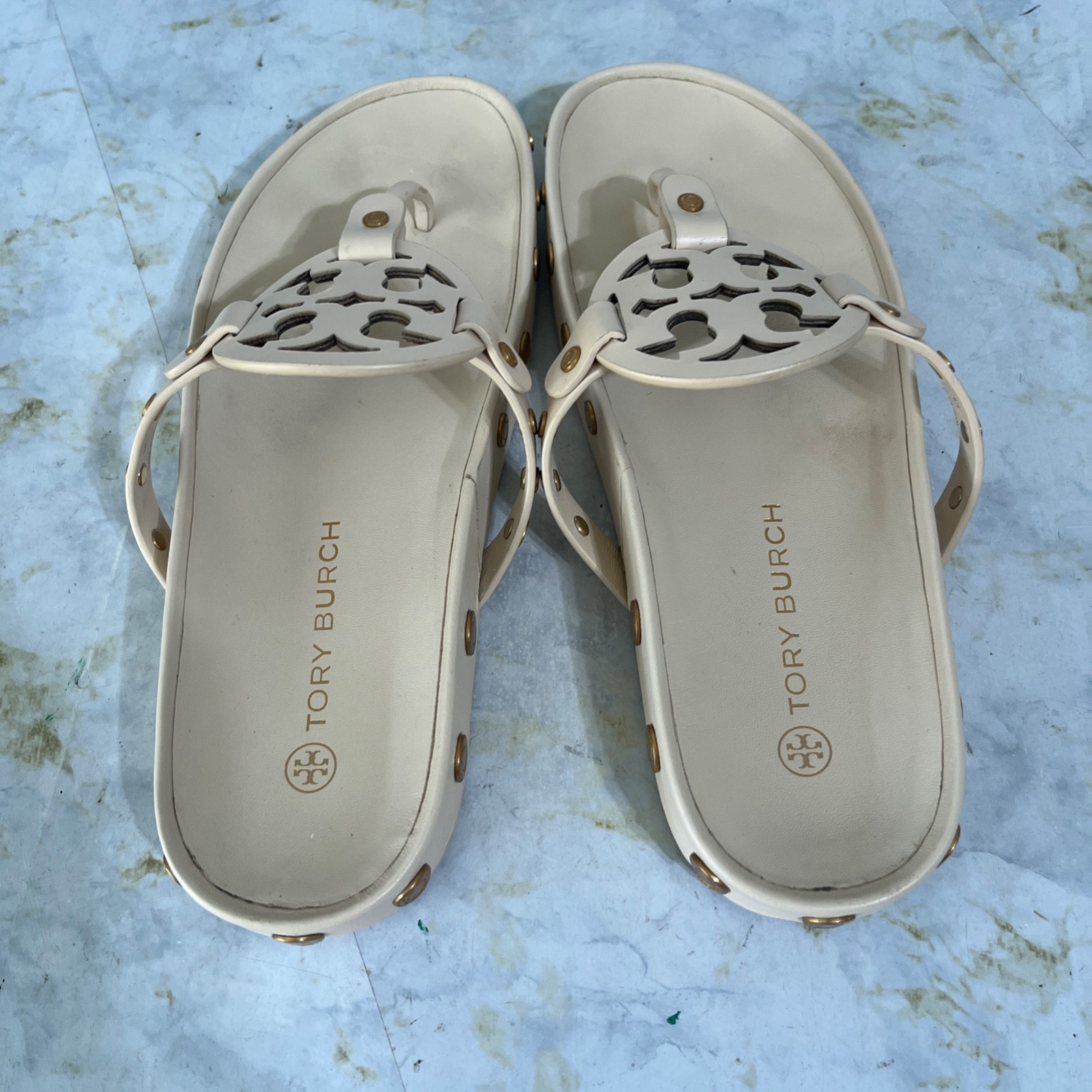 Tory Burch Miller Cloud Coin Womens Size 9M Shoes Beige Leather Flip Flop Sandal