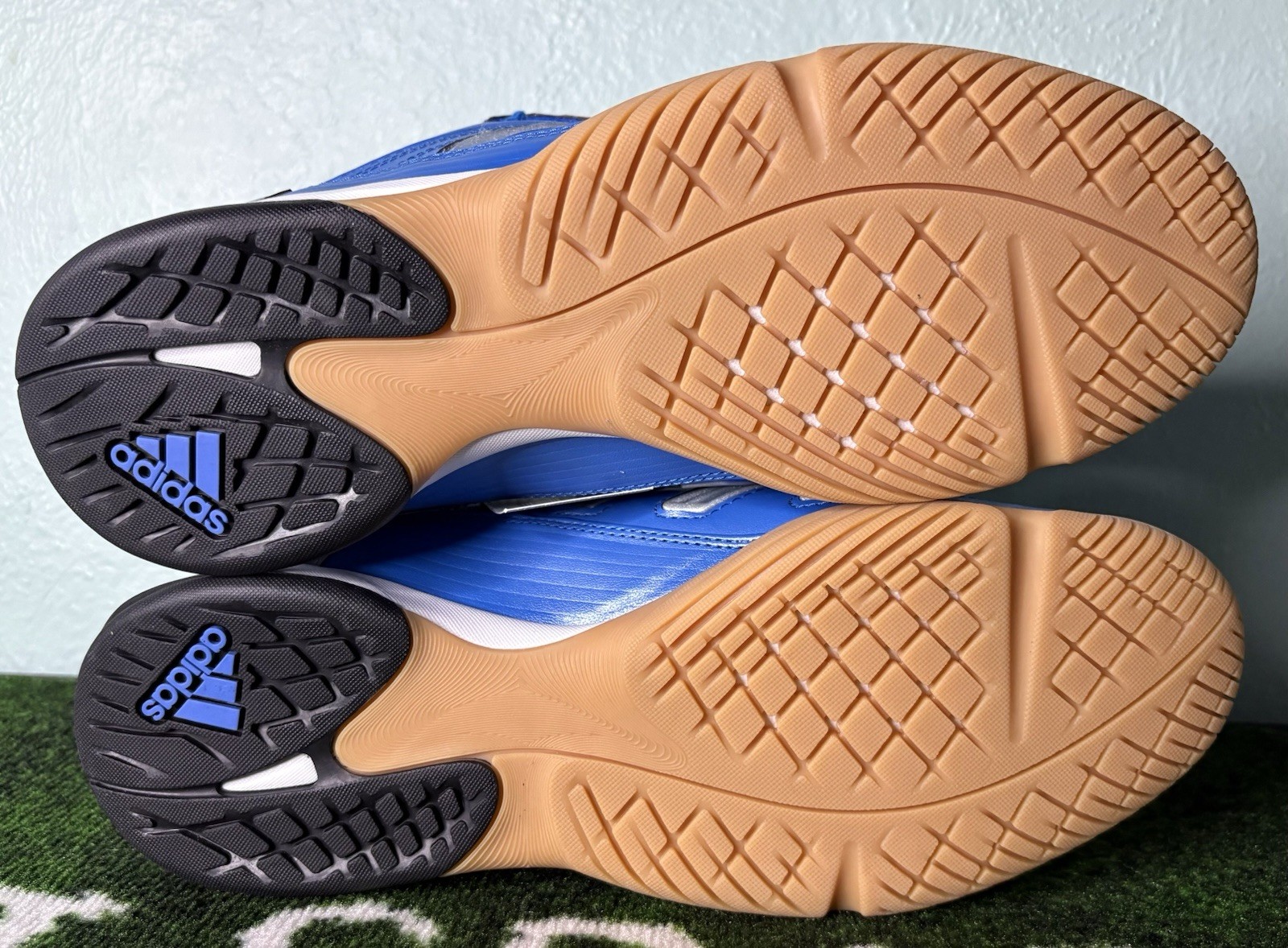 US Women’s 9.5/Men’s 8.5 – Adidas Predator Sala «Blue Silver Metallic Gum»