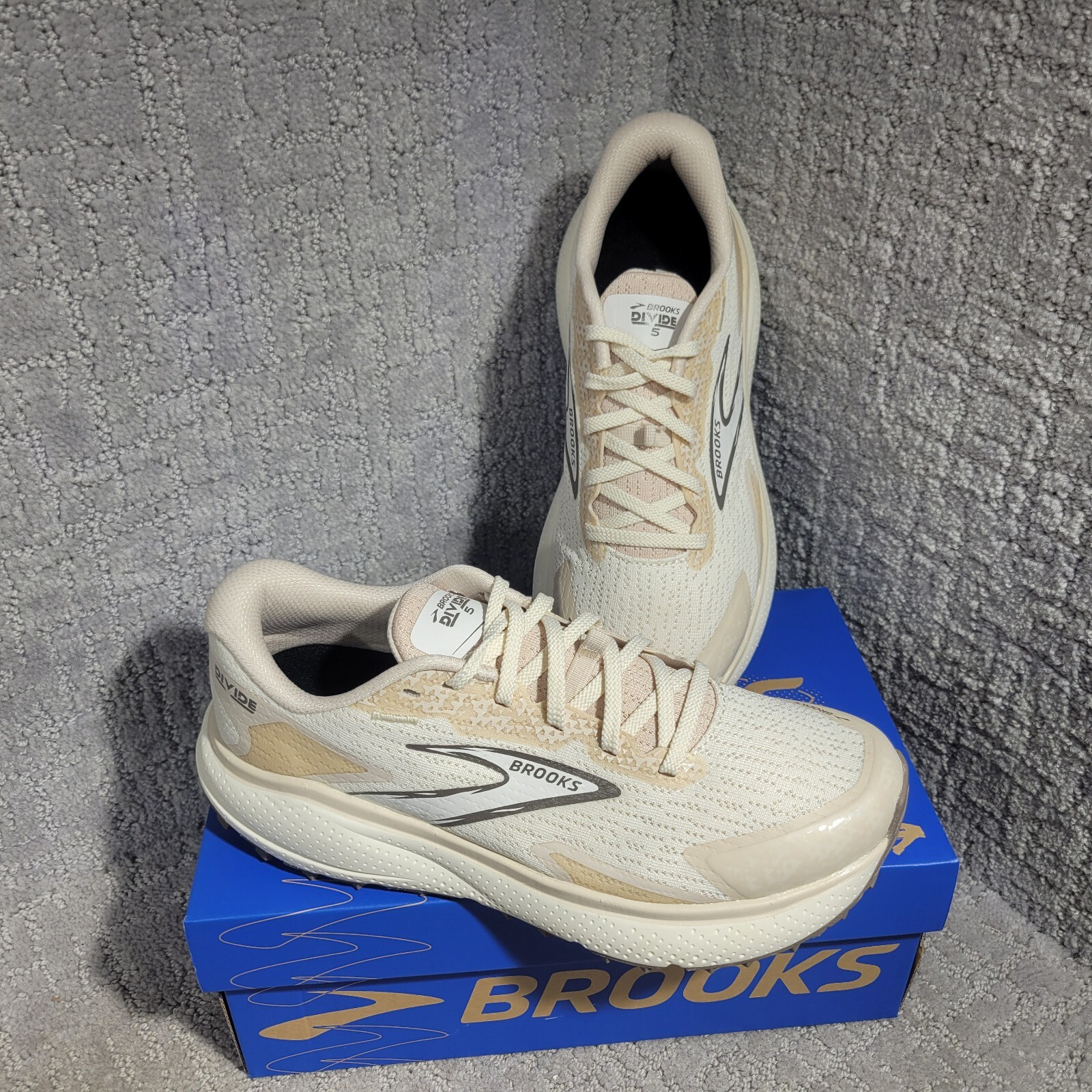 Brooks Divide 5 Womens Size US 6.5B Coconut Beige Air Mesh Trail Running Shoes