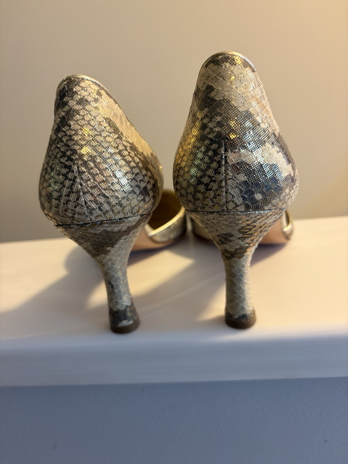Caligarius Made In Italy Golden Faux Snake Texture Sz 8/9.5 Point Toe 3.25” Heel