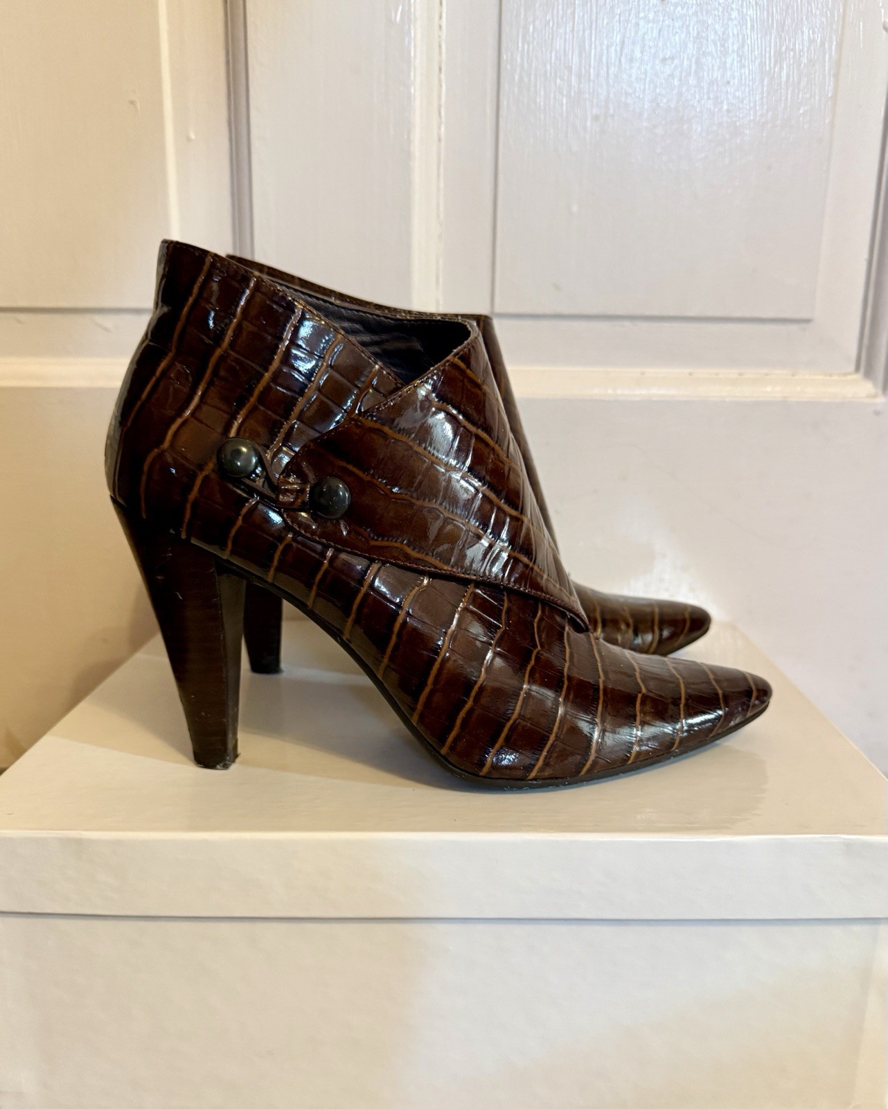Via Spiga «Lydia» Brown Patent Leather Embossed Alligator Ankle Boots Booties 7