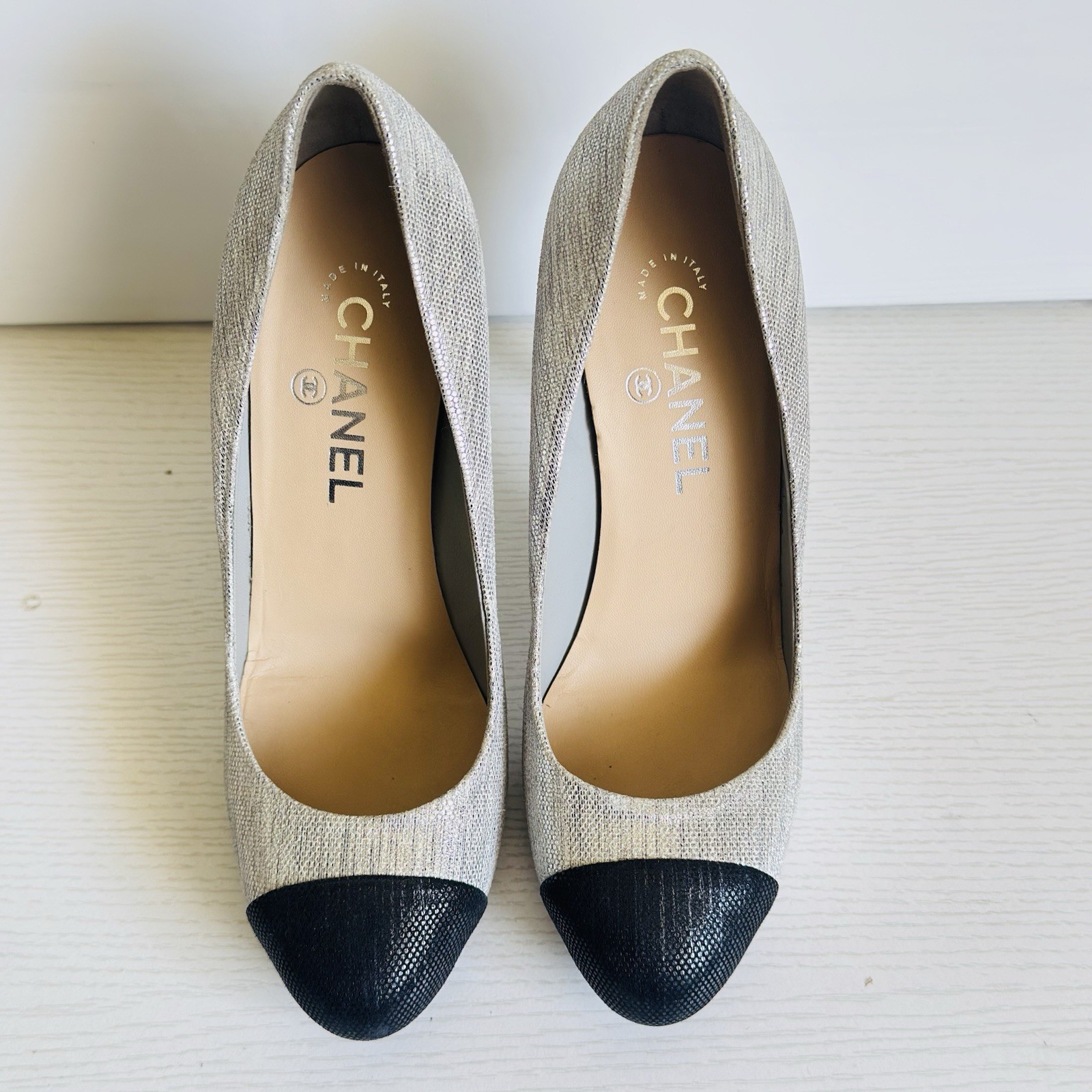 CHANEL Pumps Metallic Silver Cap toe Textured EU 39.5 Crystal Logo Stiletto Heel