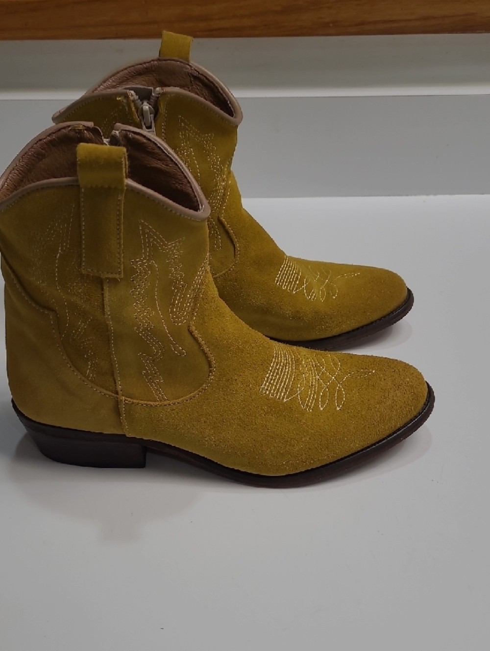 Zigi Artisan Mireya Lizard Embossed Western Yellow Suede Ankle Boots – Size 8.5