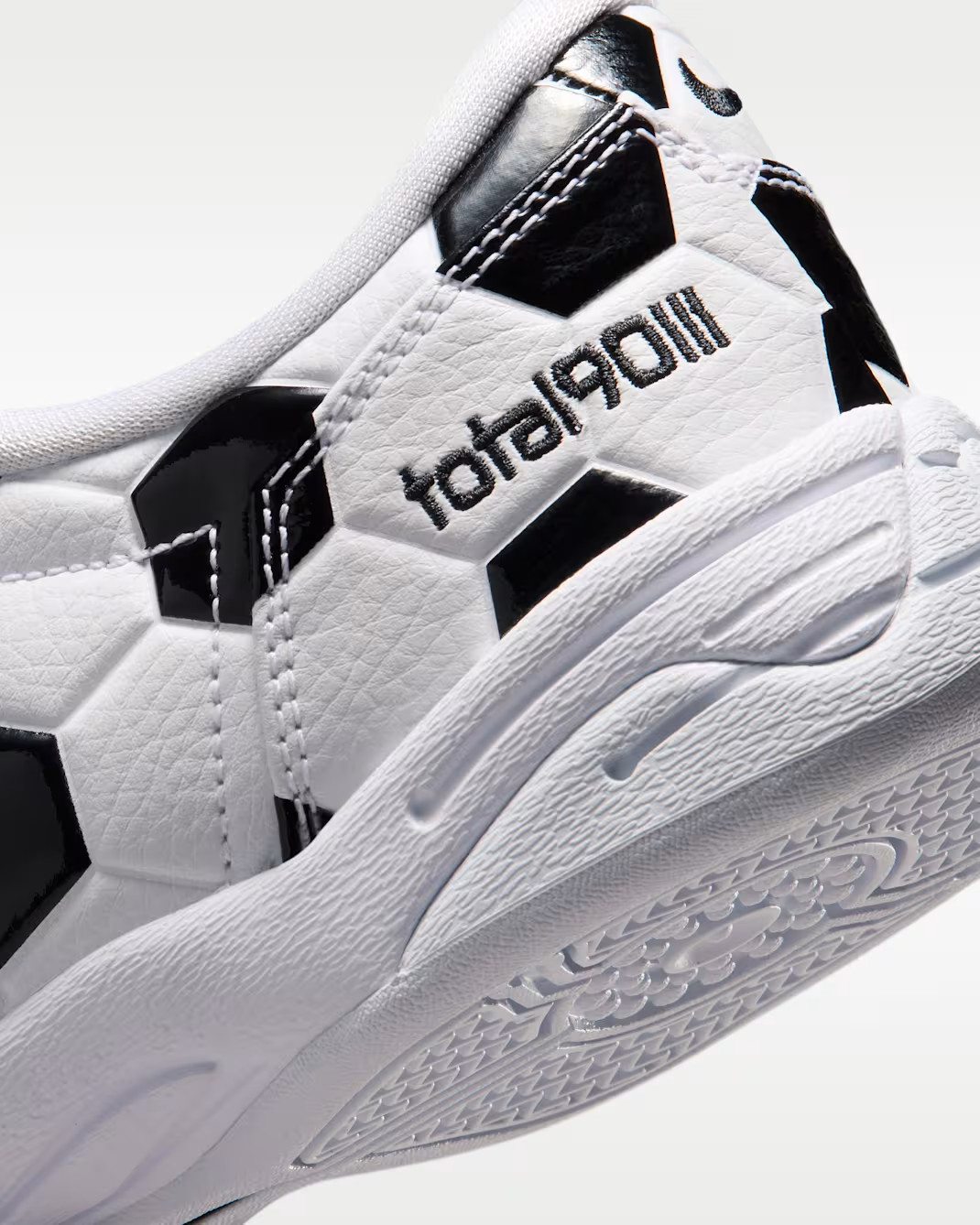 IO2388-100 Nike Total 90 Soccer Ballm White Black (Women’s)