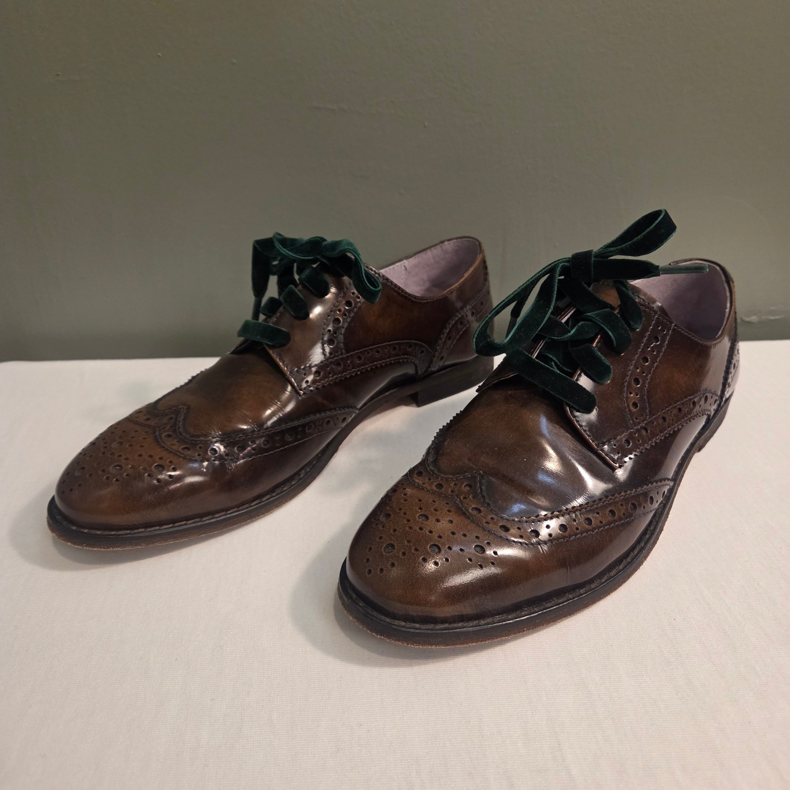 Johnston & Murphy Women’s Brown Leather Wingtip Loafers Green Velvet Laces