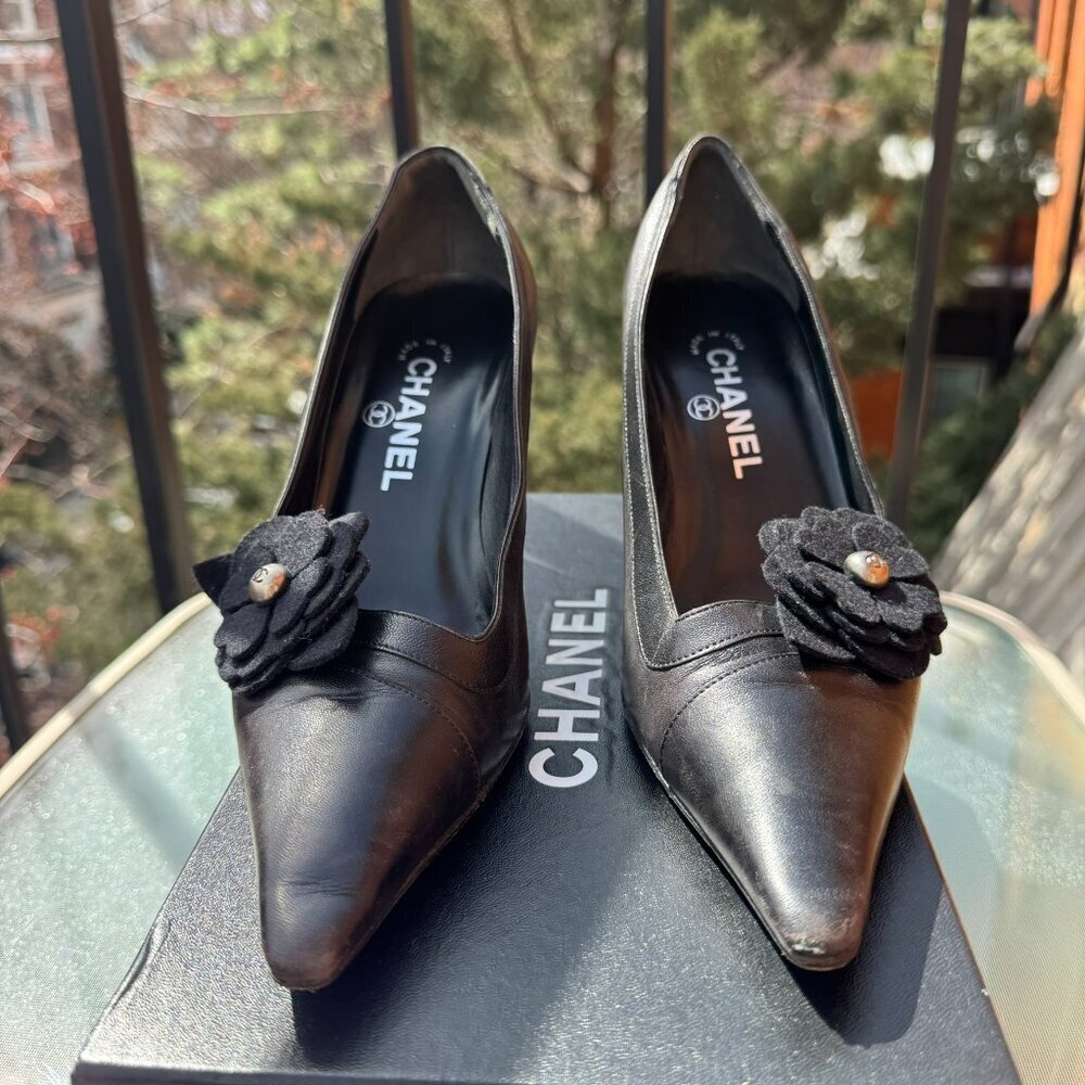 Vintage Chanel Classic Pump Black Camellia Flower Pointed Toe Heels CC US 7/EU38