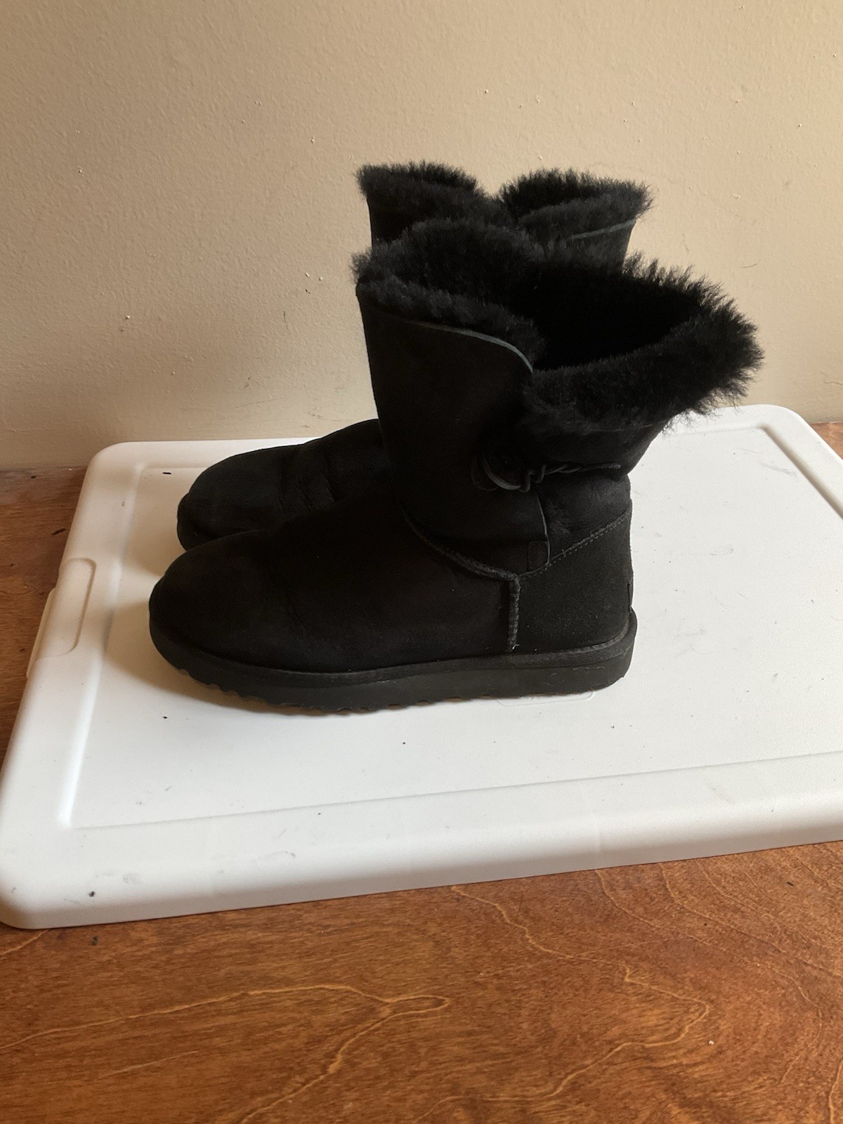 UGG Australia Bailey Button 5803 Black Sheepskin Shearling Boots Womens 8