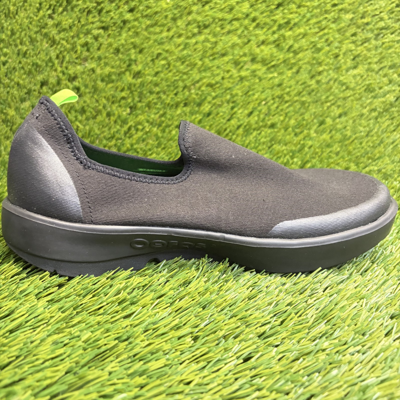 OOFOS OOmg EeZee Low Womens Size 7.5 Black Casual Walking Slip On Recovery Shoes