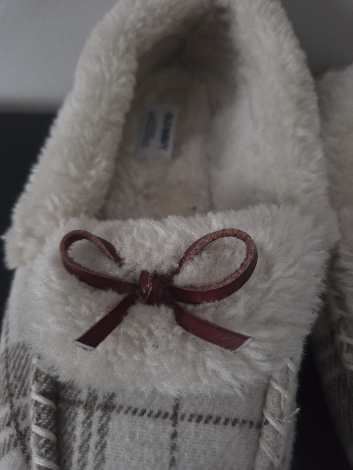 Faux-Fur Trim Moccasin Slippers Old Navy Size 7 Bow Detail Tan Plaid