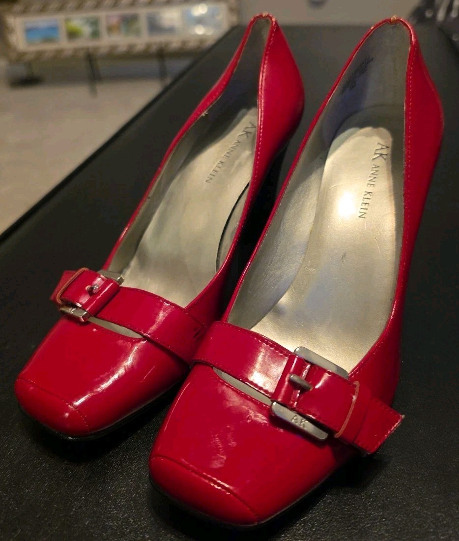 ANNE KLEIN SHOES 8M RED PATENT LEATHER BUCKLE STRAP 3.25″ BLACK HEELS